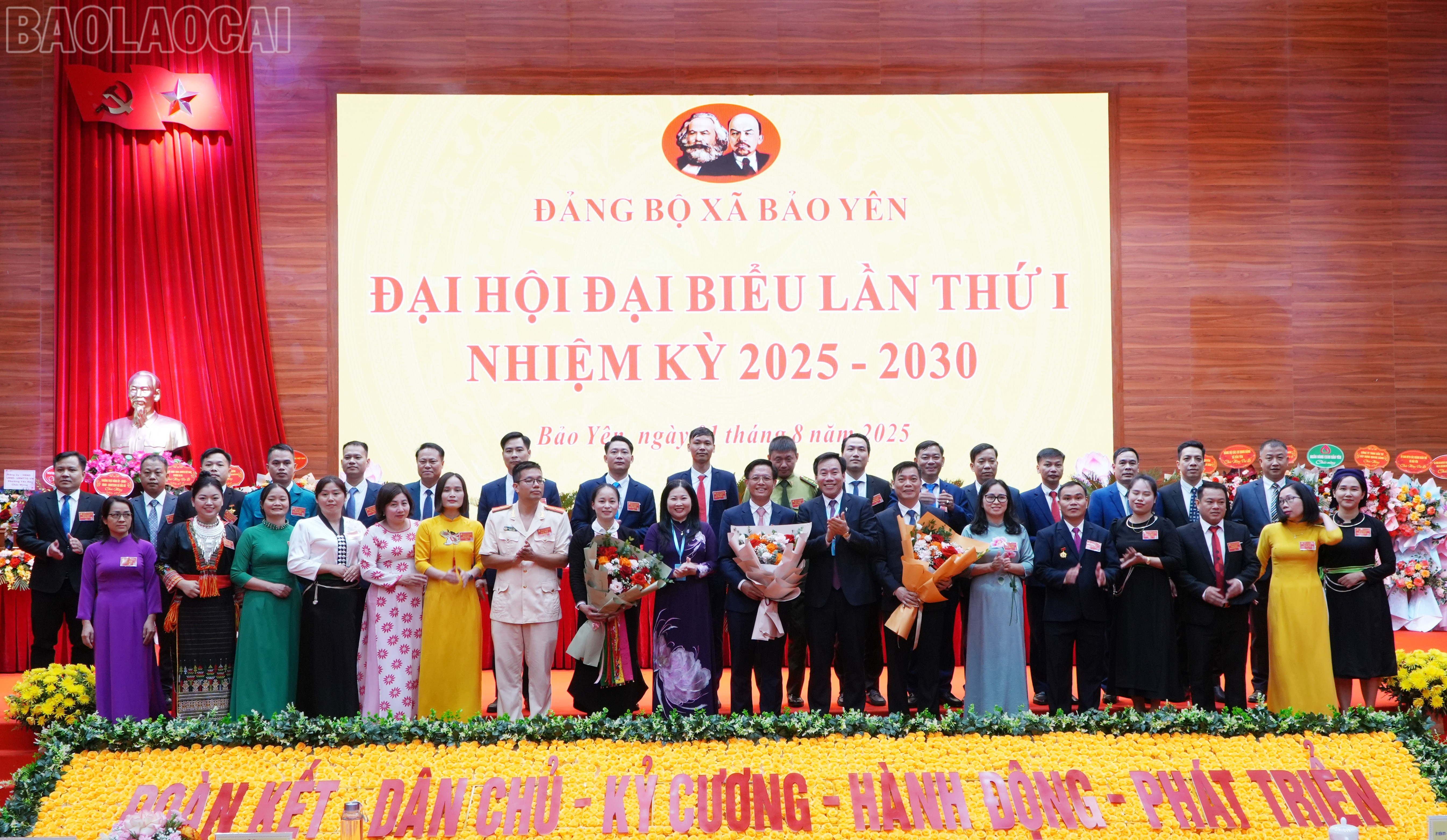 Các đồng chí lãnh đạo tỉnh tặng hoa Ban Chấp hành Đảng bộ xã Bảo Yên, nhiệm kỳ 2025 - 2030. baolaocai-tl_dsc08027.jpg