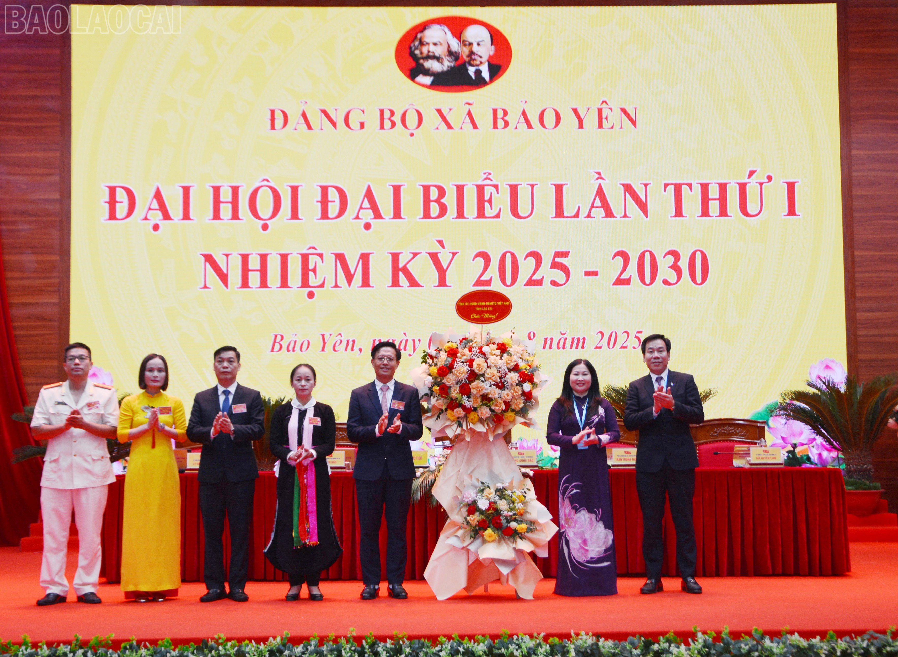 Các đồng chí lãnh đạo tỉnh tặng hoa chúc mừng Đại hội. baolaocai-tl_dsc-7911.jpg