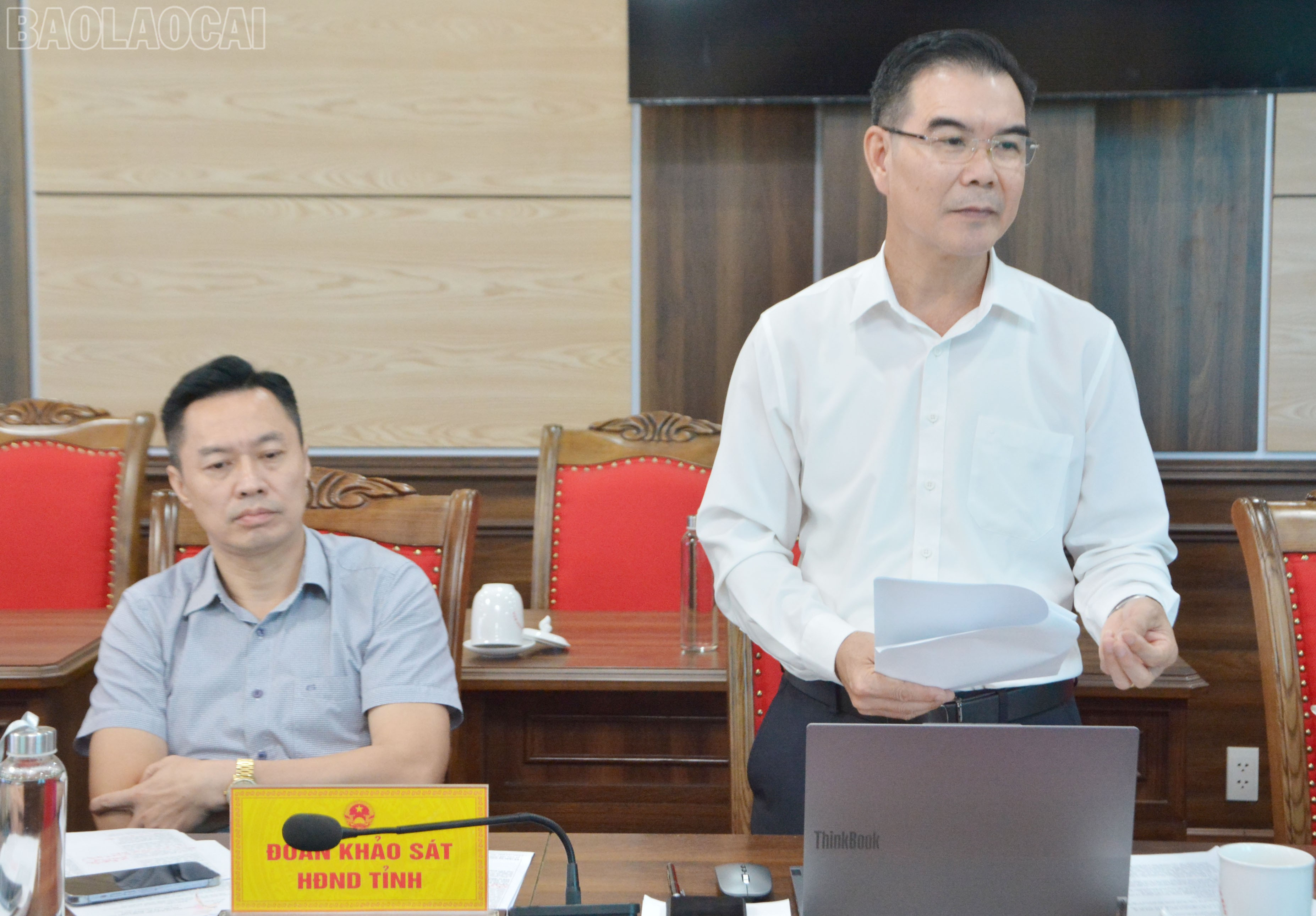Thành viên Tổ công tác phát biểu làm rõ hơn các khó khăn và kiến nghị, đề xuất của xã Văn Bàn. baolaocai-tl_dsc-8602.jpg