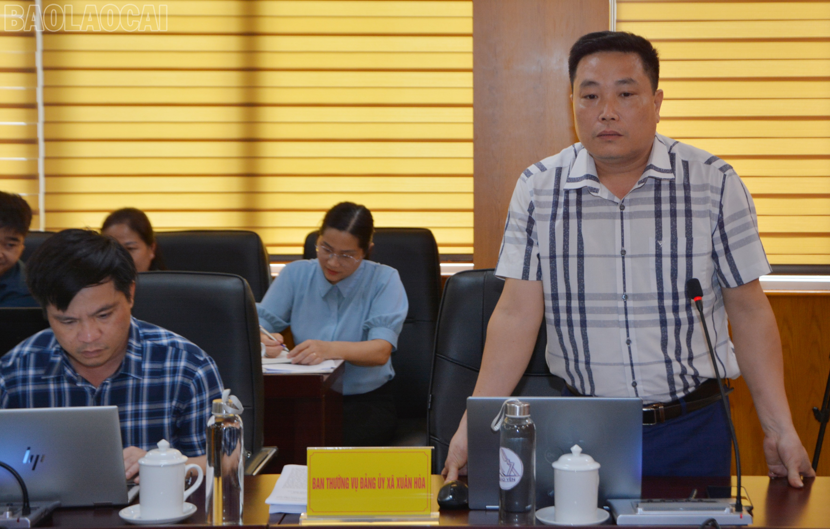 Thường trực Đảng ủy xã Xuân Hòa báo cáo tại cuộc họp. baolaocai-tl_dsc-7838.jpg