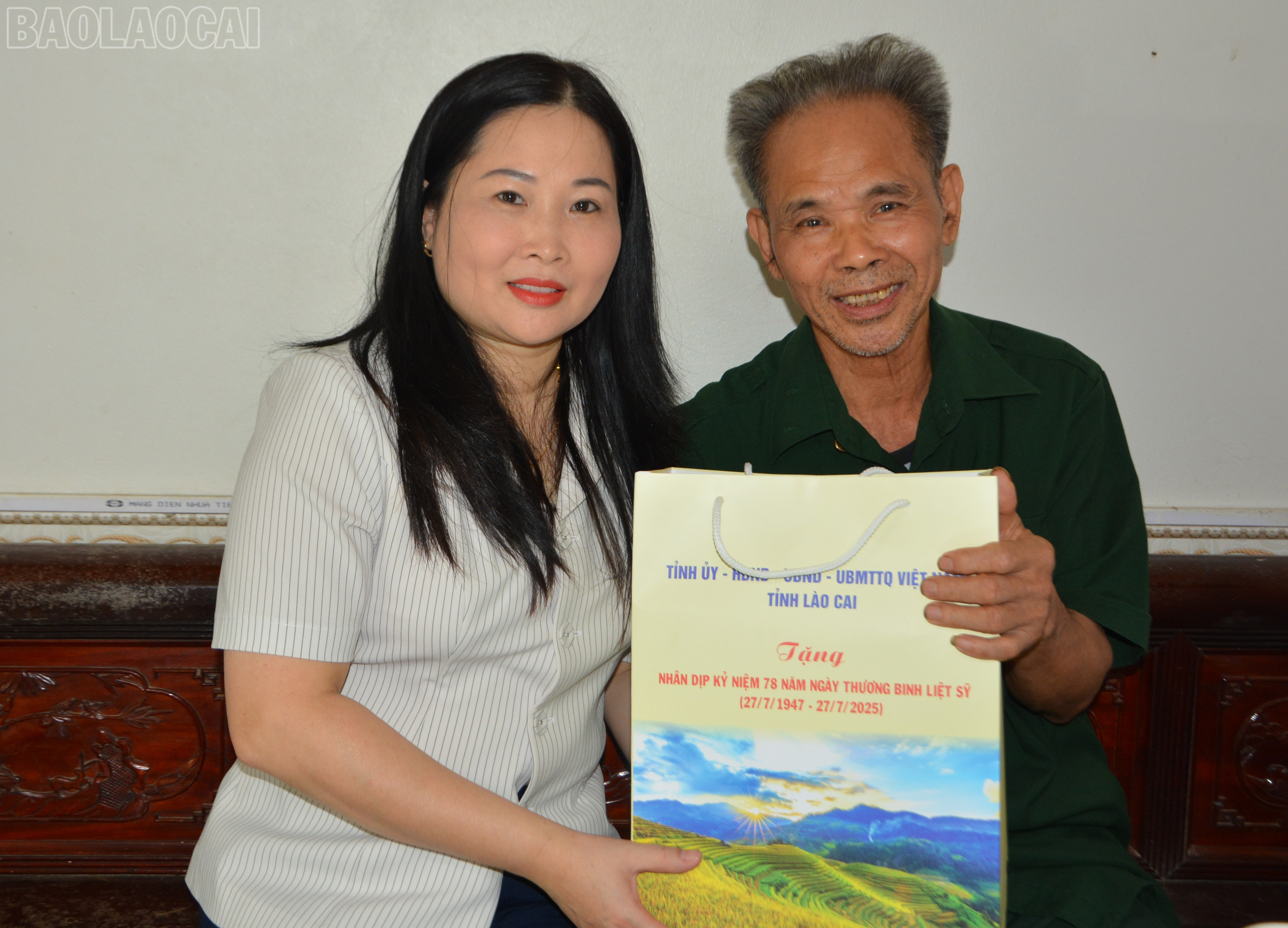 Đồng chí Vũ Thị Hiền Hạnh, Phó Chủ tịch UBND tỉnh tặng quà ông Hoàng Công Minh. baolaocai-tl_dsc-7817.jpg
