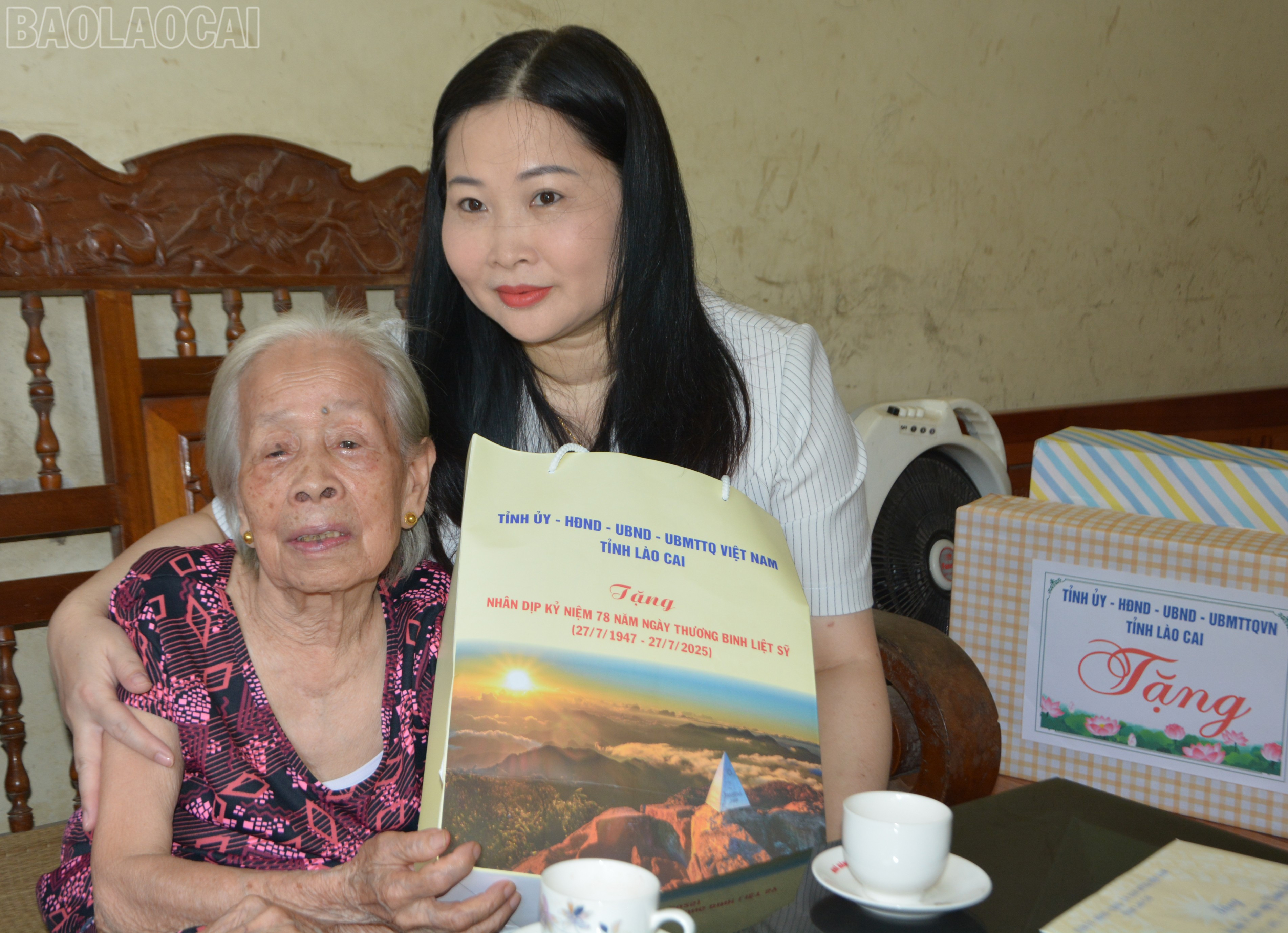 Đồng chí Vũ Thị Hiền Hạnh, Phó Chủ tịch UBND tỉnh Lào Cai thăm hỏi, tặng quà bà Nguyễn Thị Thoa. baolaocai-tl_dsc-7790.jpg
