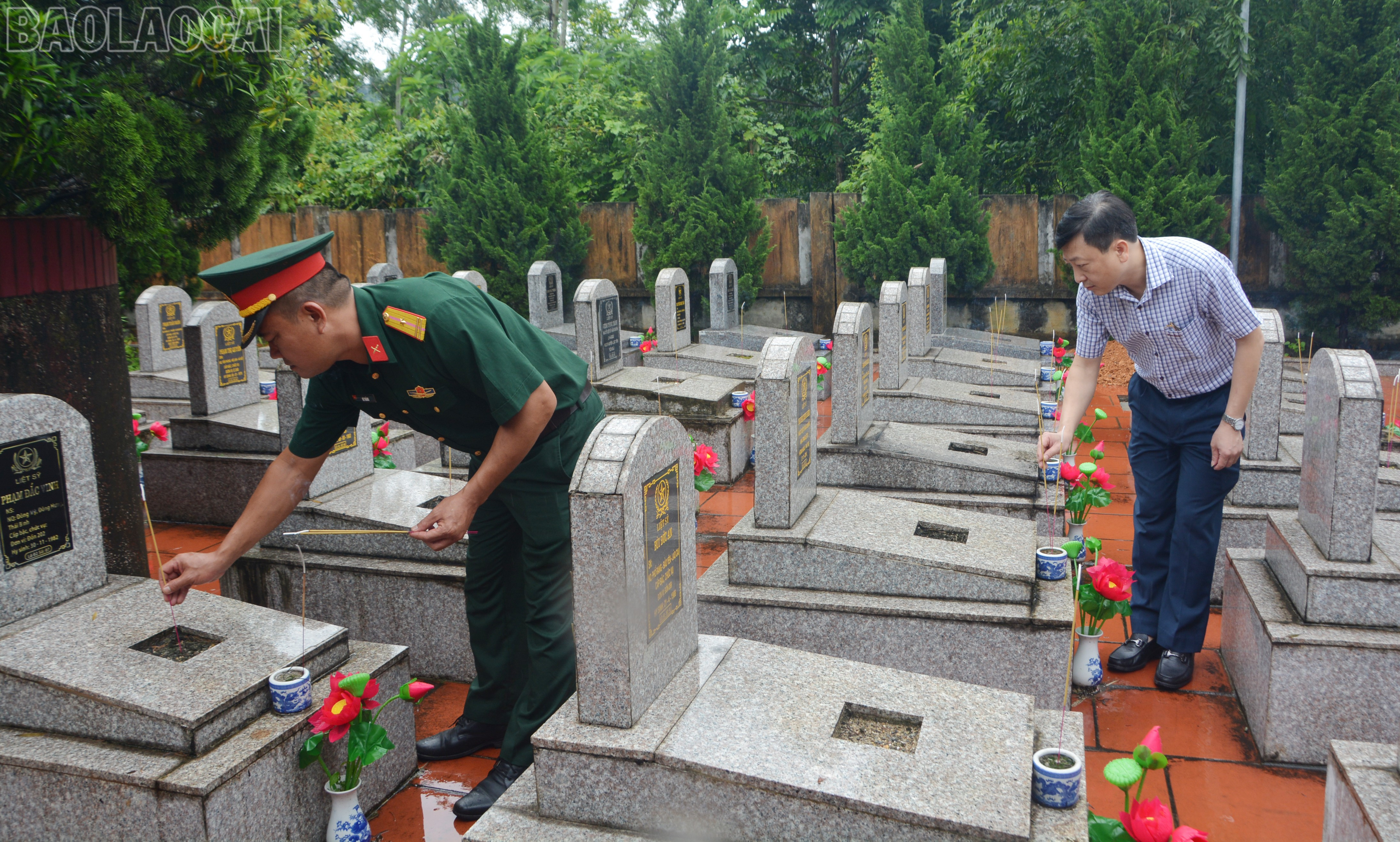 Các đại biểu trong đoàn công tác dâng hương tưởng niệm tại Nghĩa trang liệt sĩ xã Bảo Yên. baolaocai-tl_dsc-7783.jpg