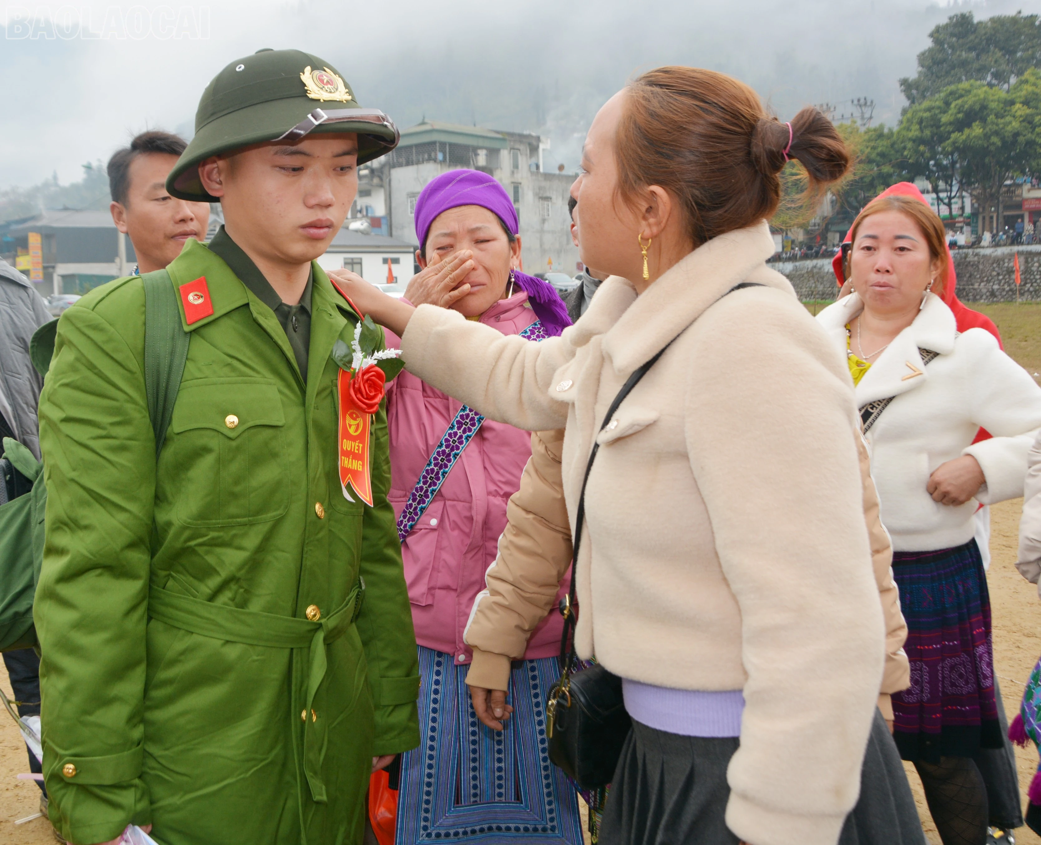 Người thân ân cần, dặn dò tân binh trước khi nhập ngũ thực hiện nhiệm vụ.