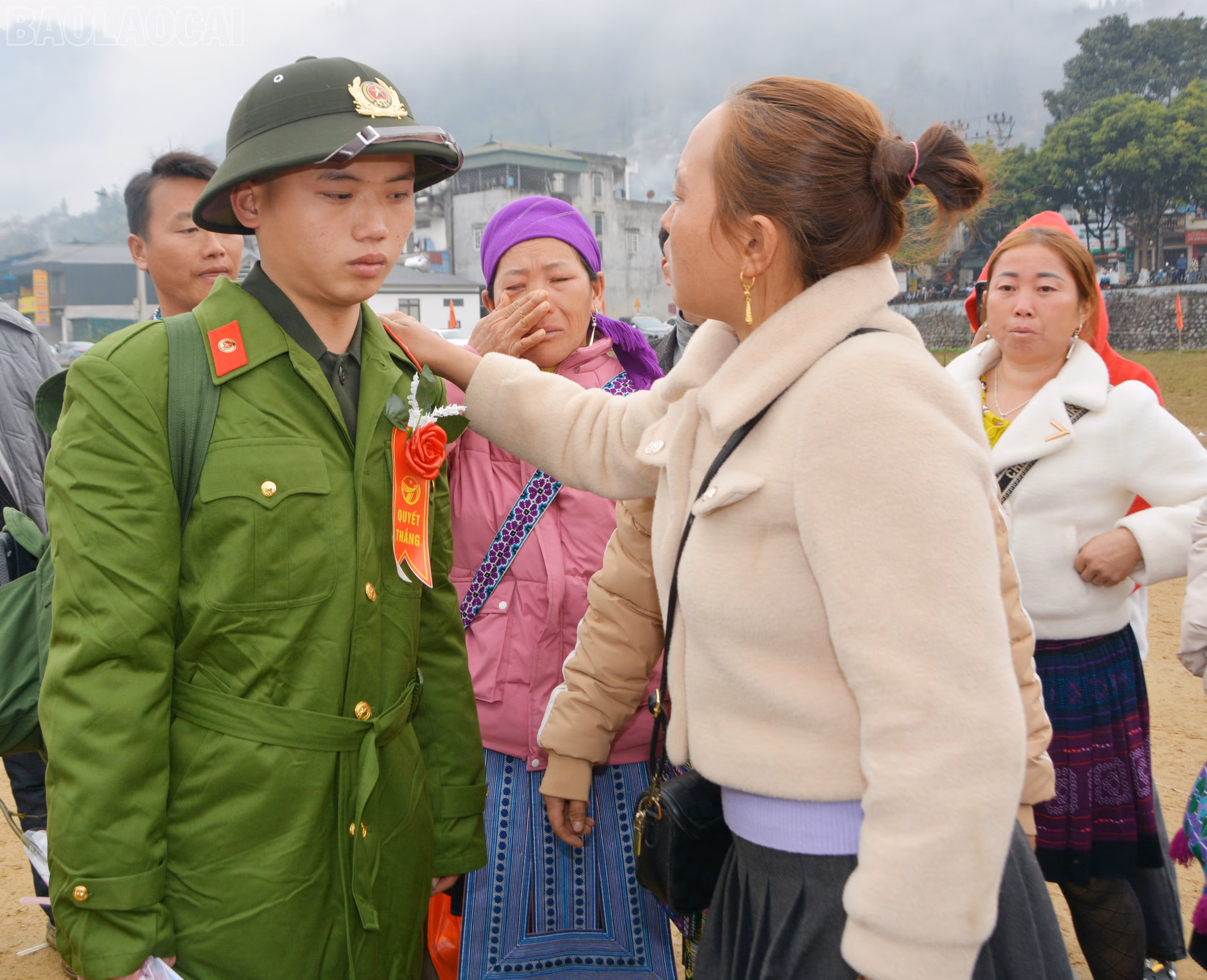 Người thân ân cần, dặn dò tân binh trước khi nhập ngũ thực hiện nhiệm vụ.