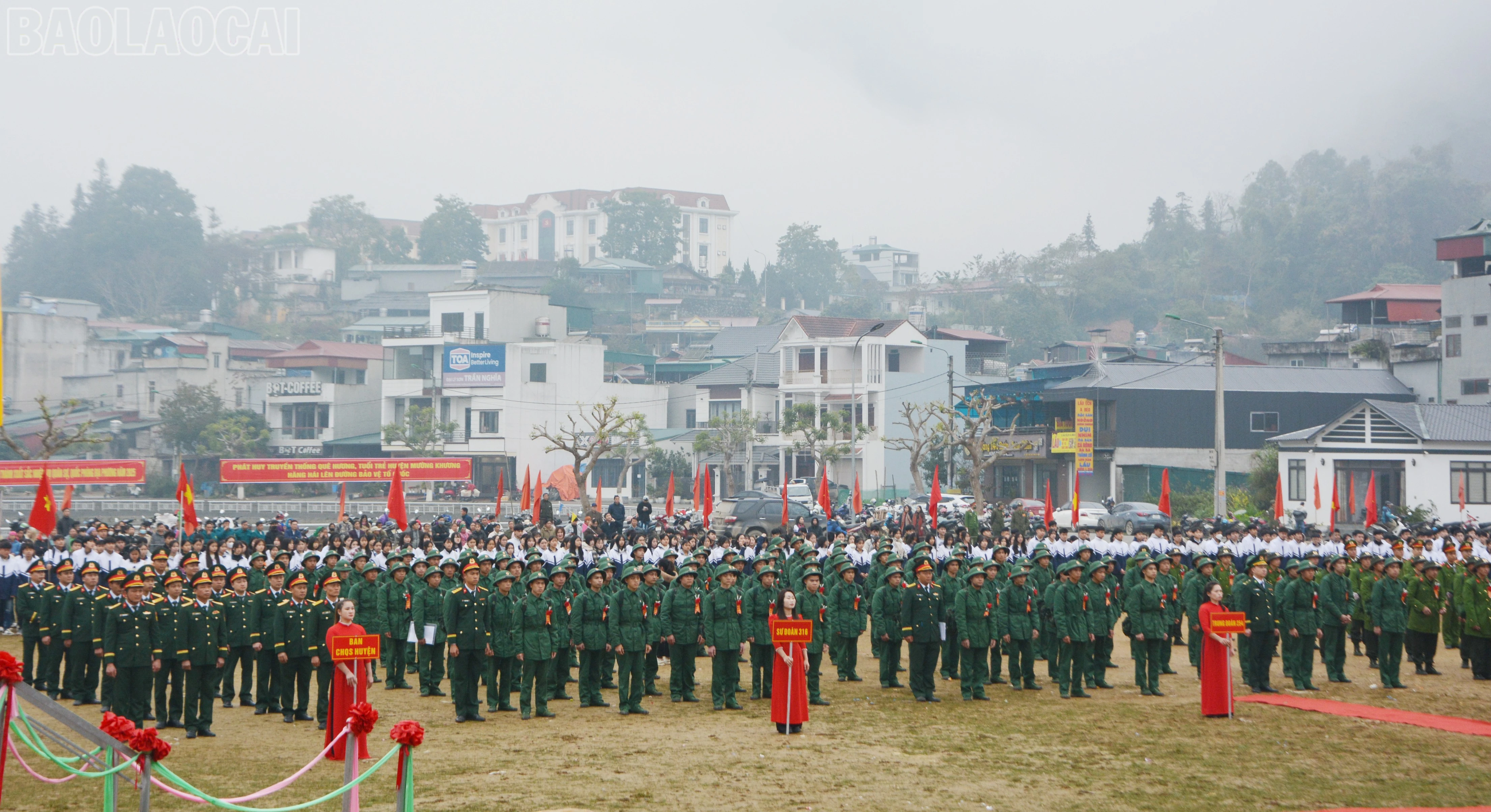 Quang cảnh lễ giao quân tại huyện Mường Khương.