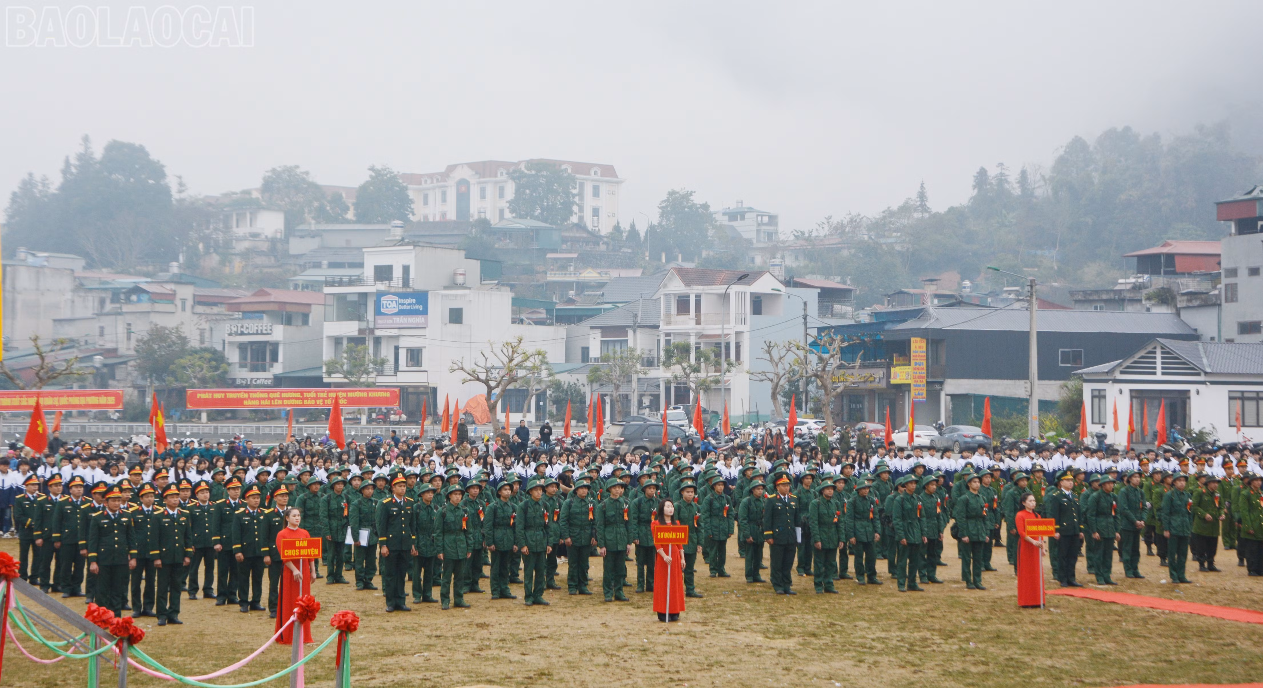 Quang cảnh lễ giao quân tại huyện Mường Khương.