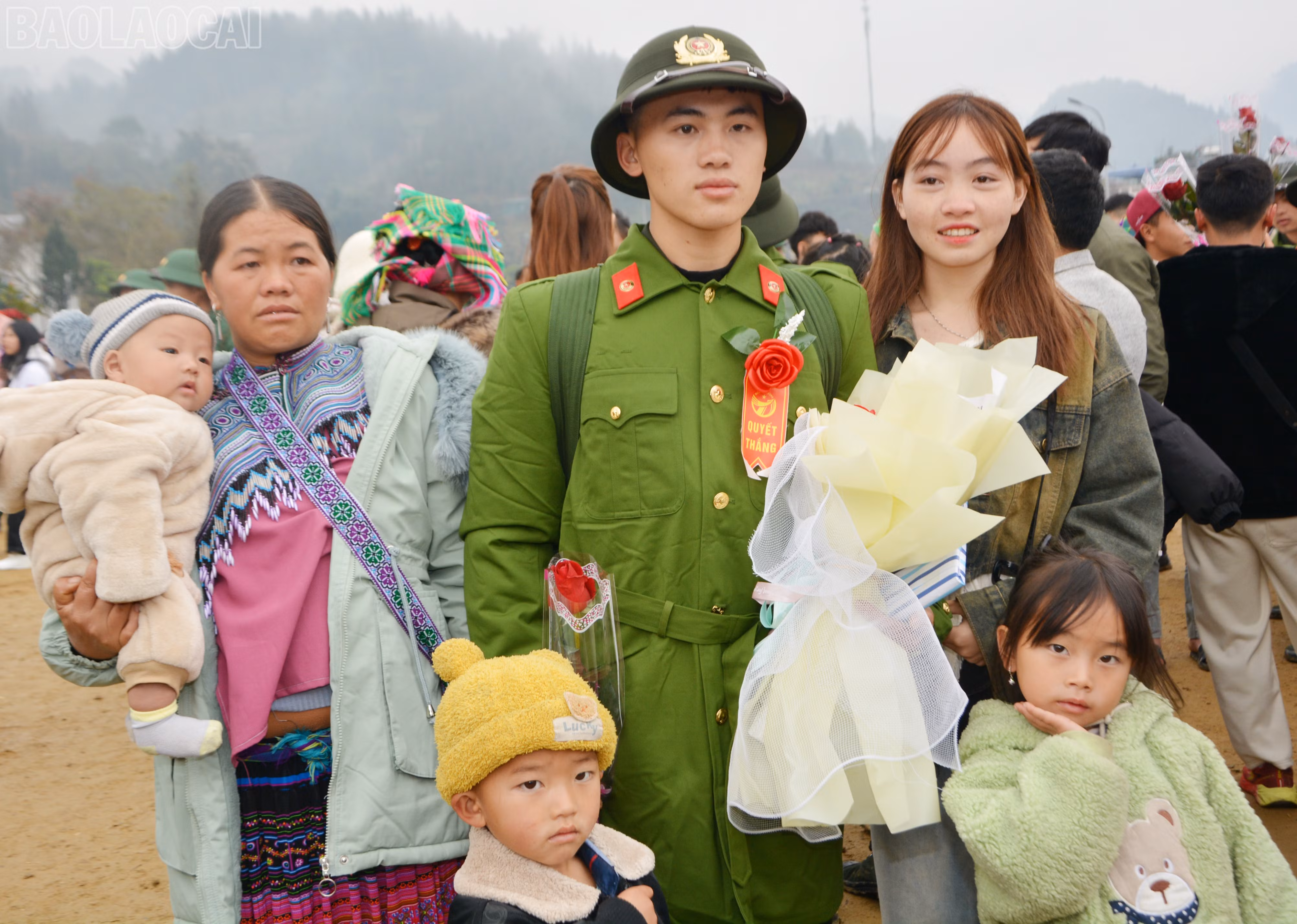 Gia đình tân binh tranh thủ chụp ảnh lưu niệm trước giờ lên đường làm nhiệm vụ.