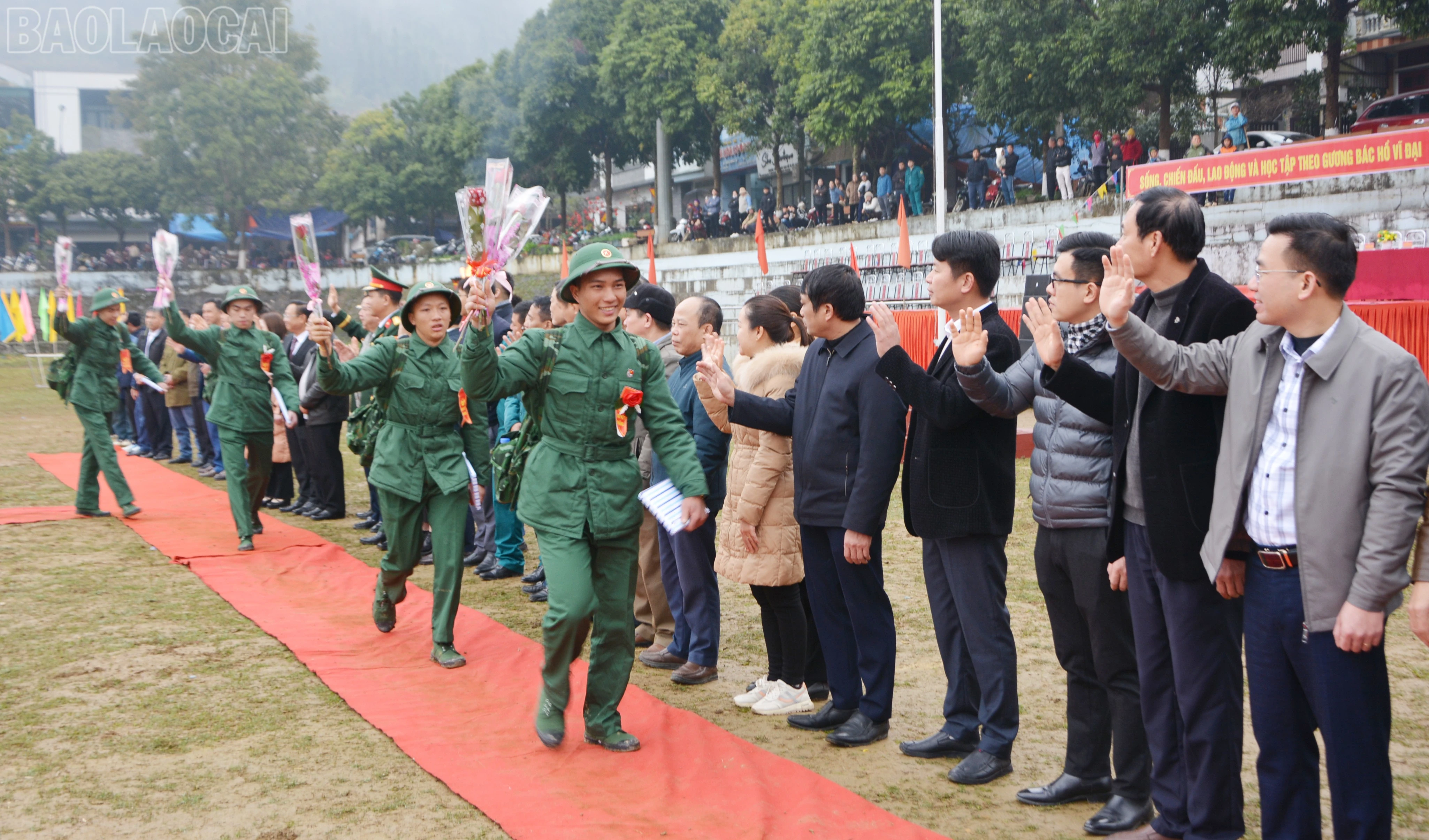 Tân binh huyện Mường Khương phấn khởi, háo hức lên đường nhập ngũ.