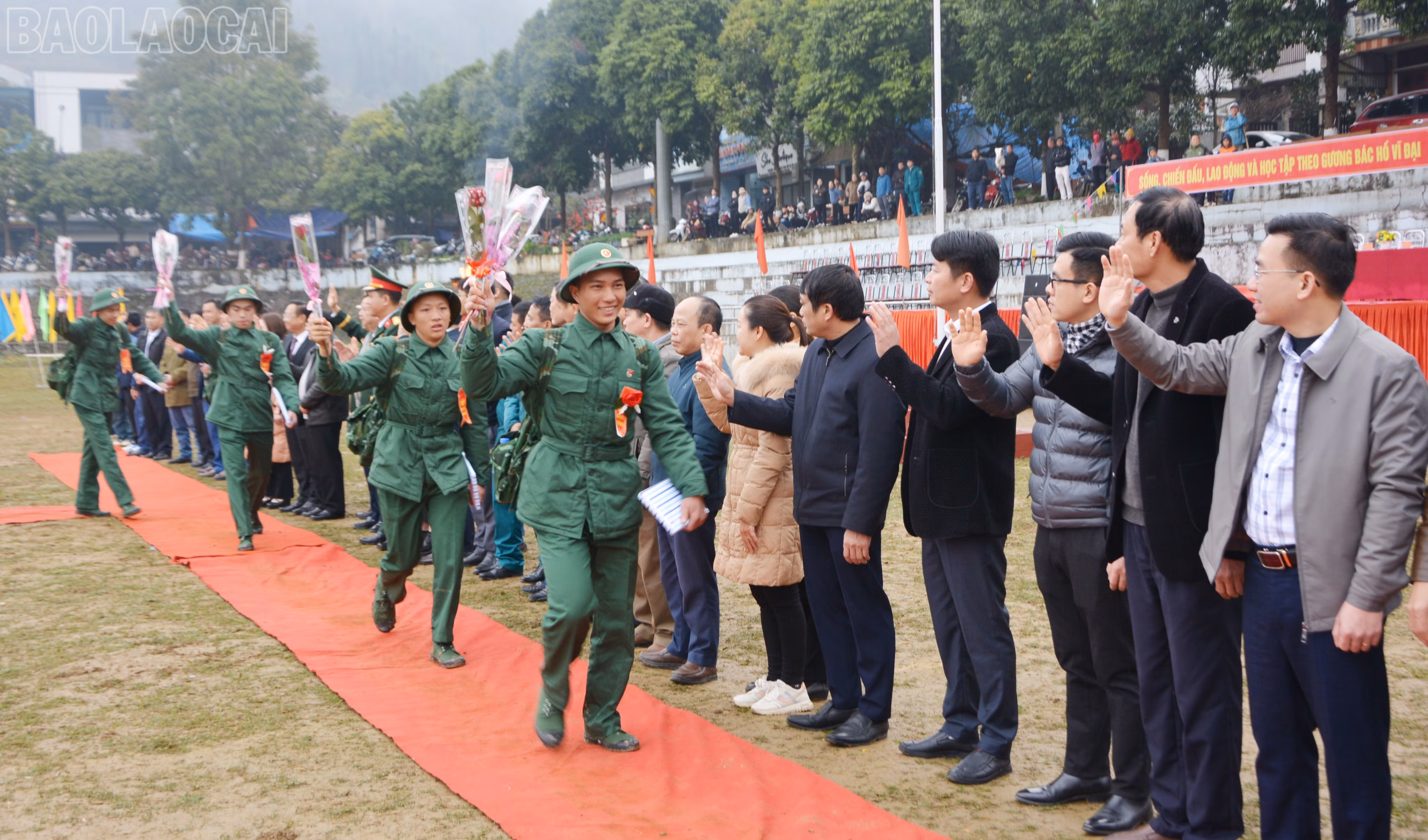 Tân binh huyện Mường Khương phấn khởi, háo hức lên đường nhập ngũ.