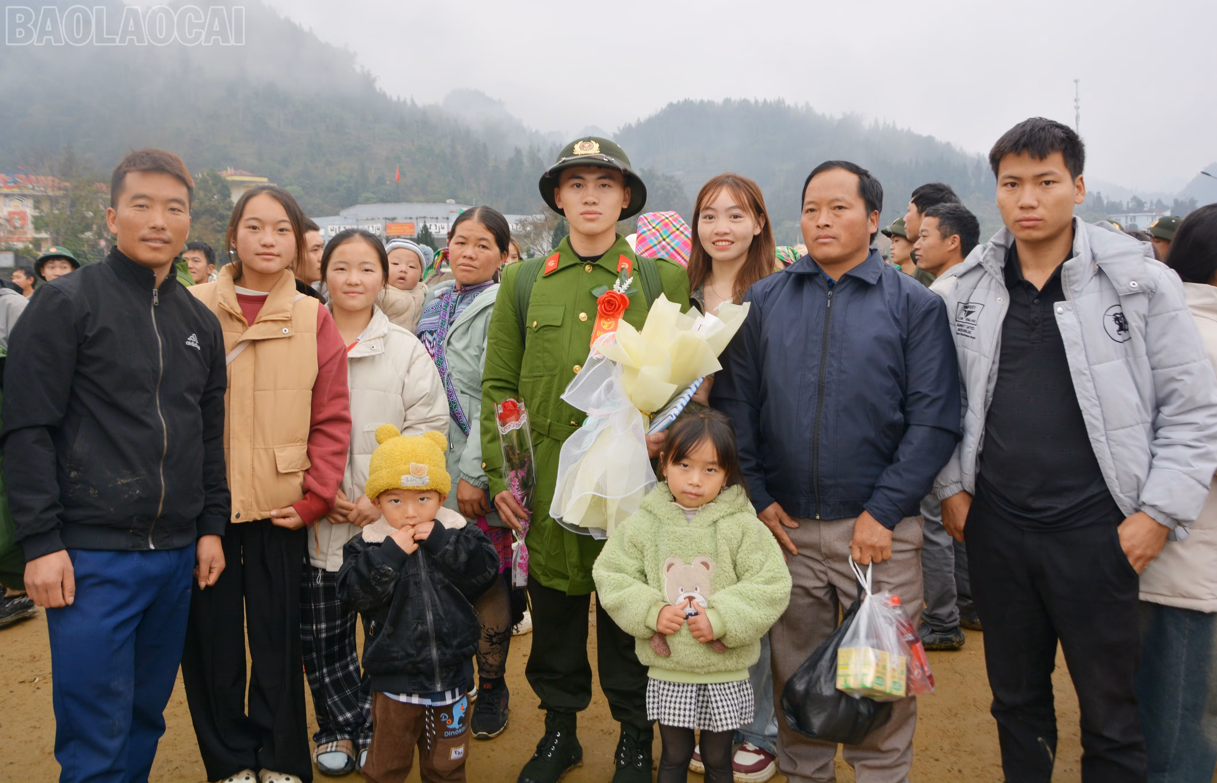 Tân binh chụp ảnh lưu niệm cùng gia đình trước khi lên đường làm nhiệm vụ bảo vệ Tổ quốc.