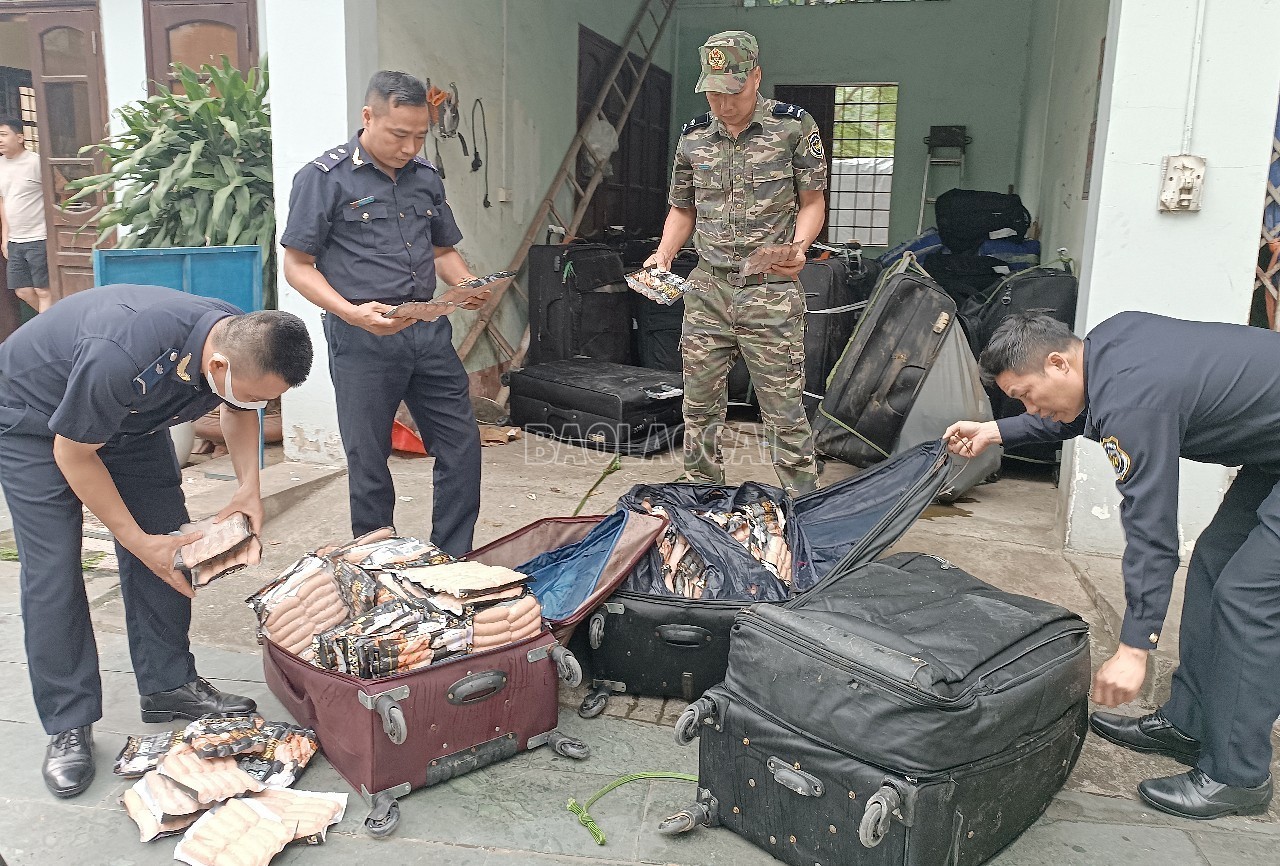 Lực lượng chức năng thu giữ thực phẩm đông lạnh nhập lậu, được cất giấu trong các vali, túi xách. a11.jpg