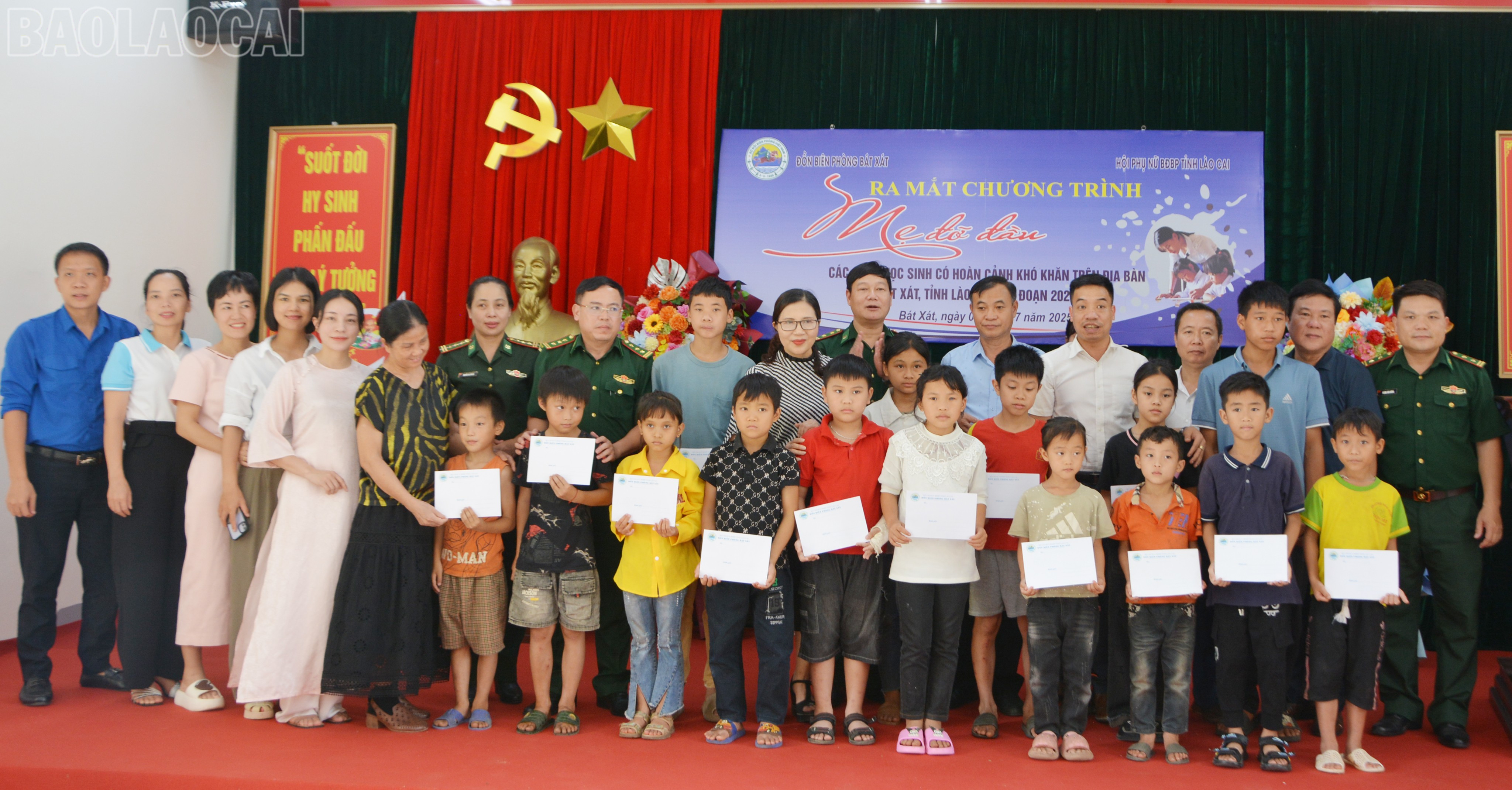 Trao hỗ trợ cho các cháu học sinh xã Bát Xát tham gia mô hình "Mẹ đỡ đầu". baolaocai-tl_dsc-7427.jpg