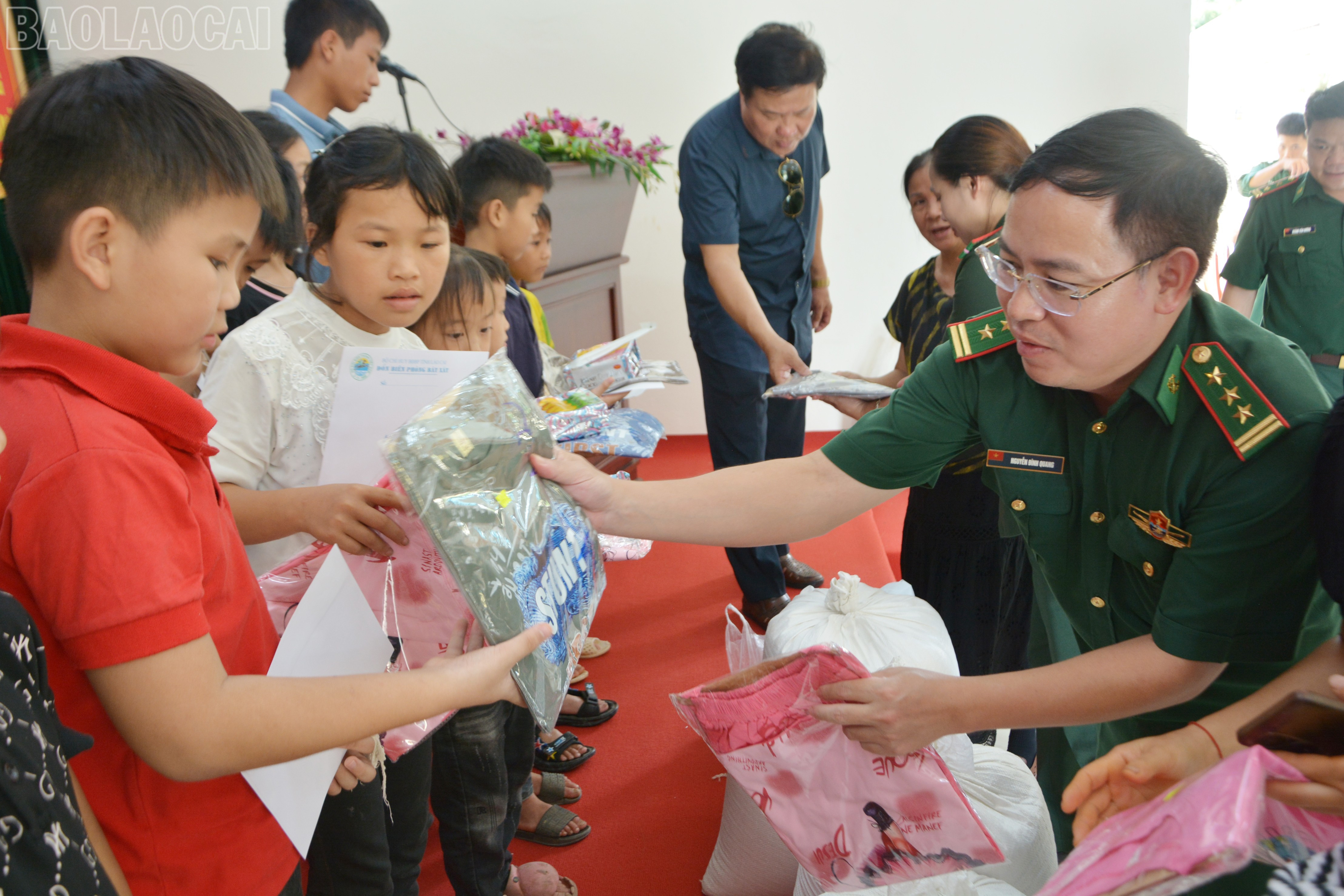 Trao quà cho các cháu học sinh trên địa bàn xã Bát Xát được hưởng lợi từ mô hình "Mẹ đỡ đầu". baolaocai-tl_dsc-7439.jpg