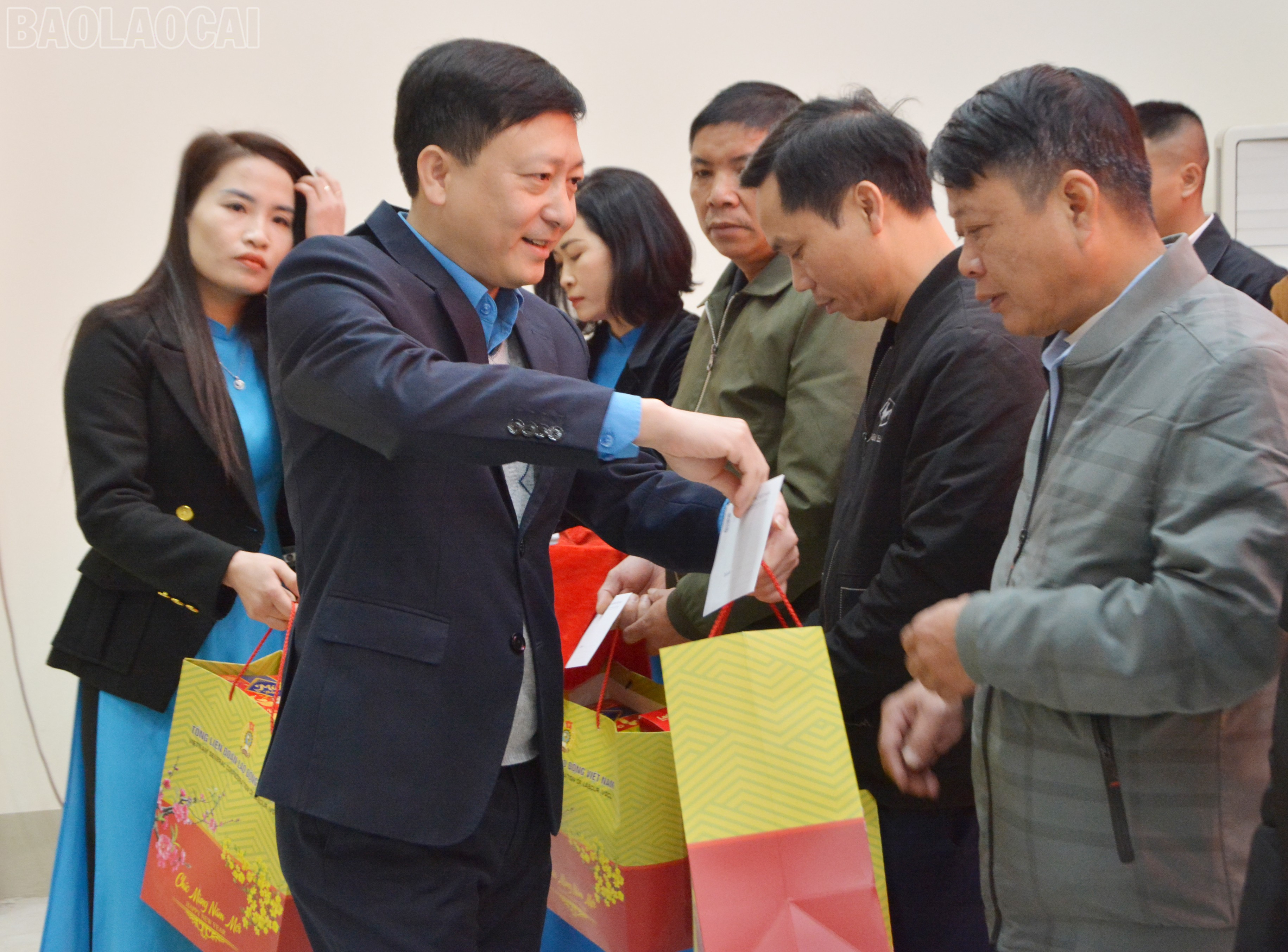 Đồng chí Lê Thu Hà, Phó Chủ nhiệm Ủy ban Đối ngoại của Quốc hội và các đồng chí lãnh đạo Liên đoàn Lao động tỉnh tặng quà tết cho công nhân, viên chức, người lao động tỉnh. baolaocai-tl_dsc-3601.jpg