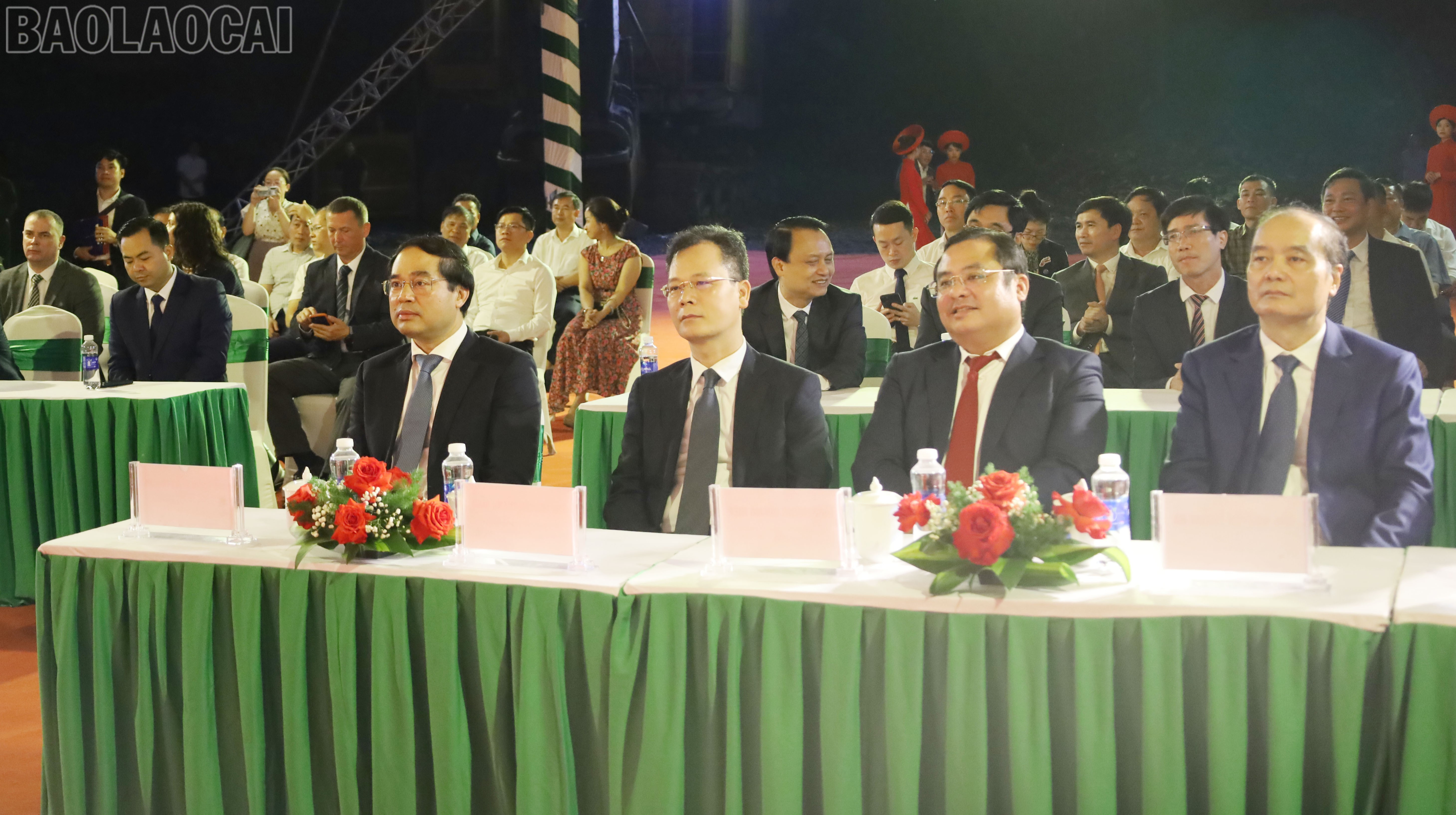 Các đại biểu tham dự buổi lễ. baolaocai-tl_img-6456.jpg