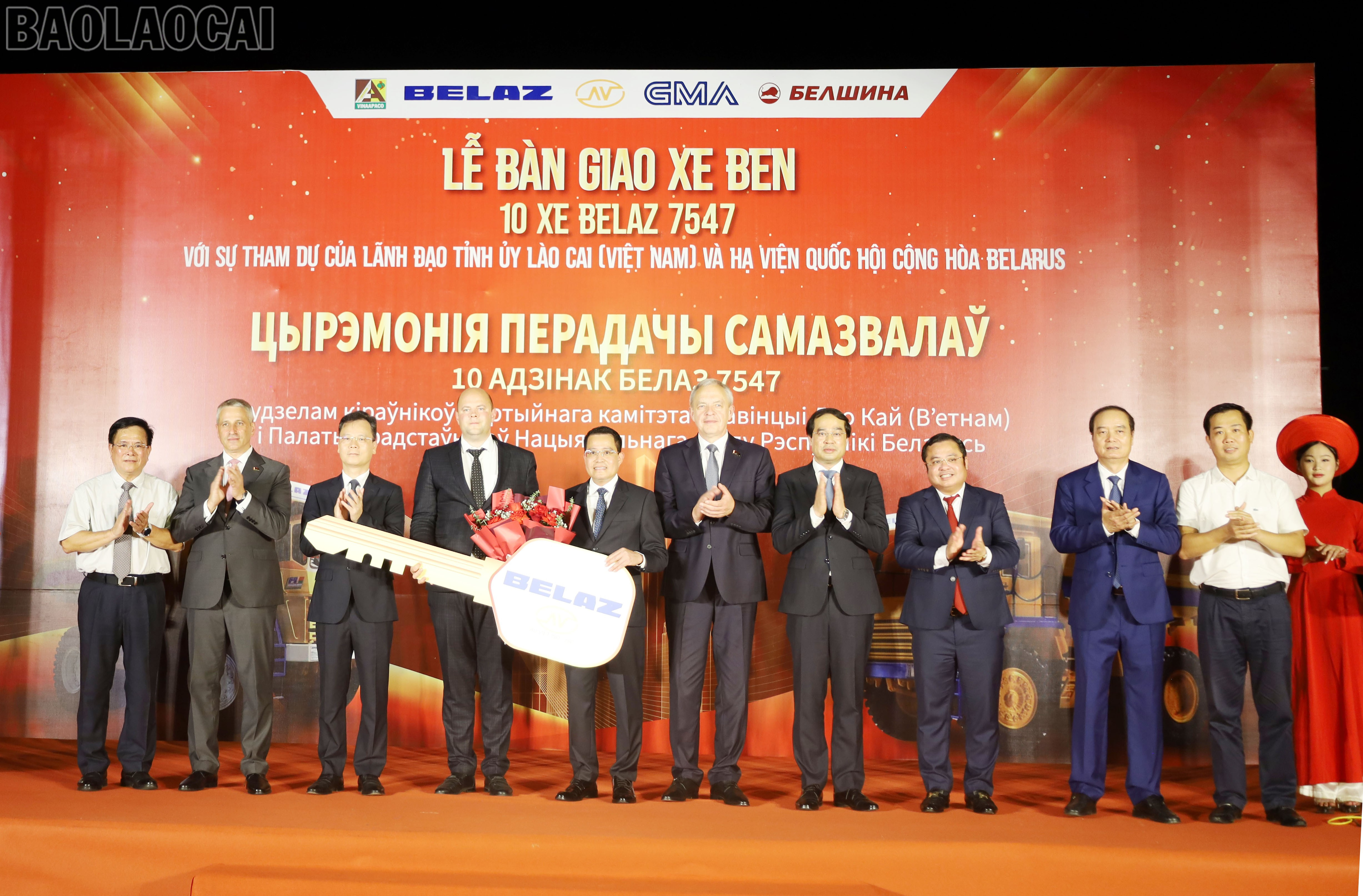 Ngài Igor Sergeyenko - Chủ tịch Hạ viện Quốc hội nước Cộng hòa Bê-la-rút; đồng chí Trịnh Xuân Trường - Bí thư Tỉnh ủy, Chủ tịch HĐND tỉnh và các đại biểu chứng kiến lễ bàn giao 10 xe Belaz 7547. baolaocai-tl_img-6490.jpg