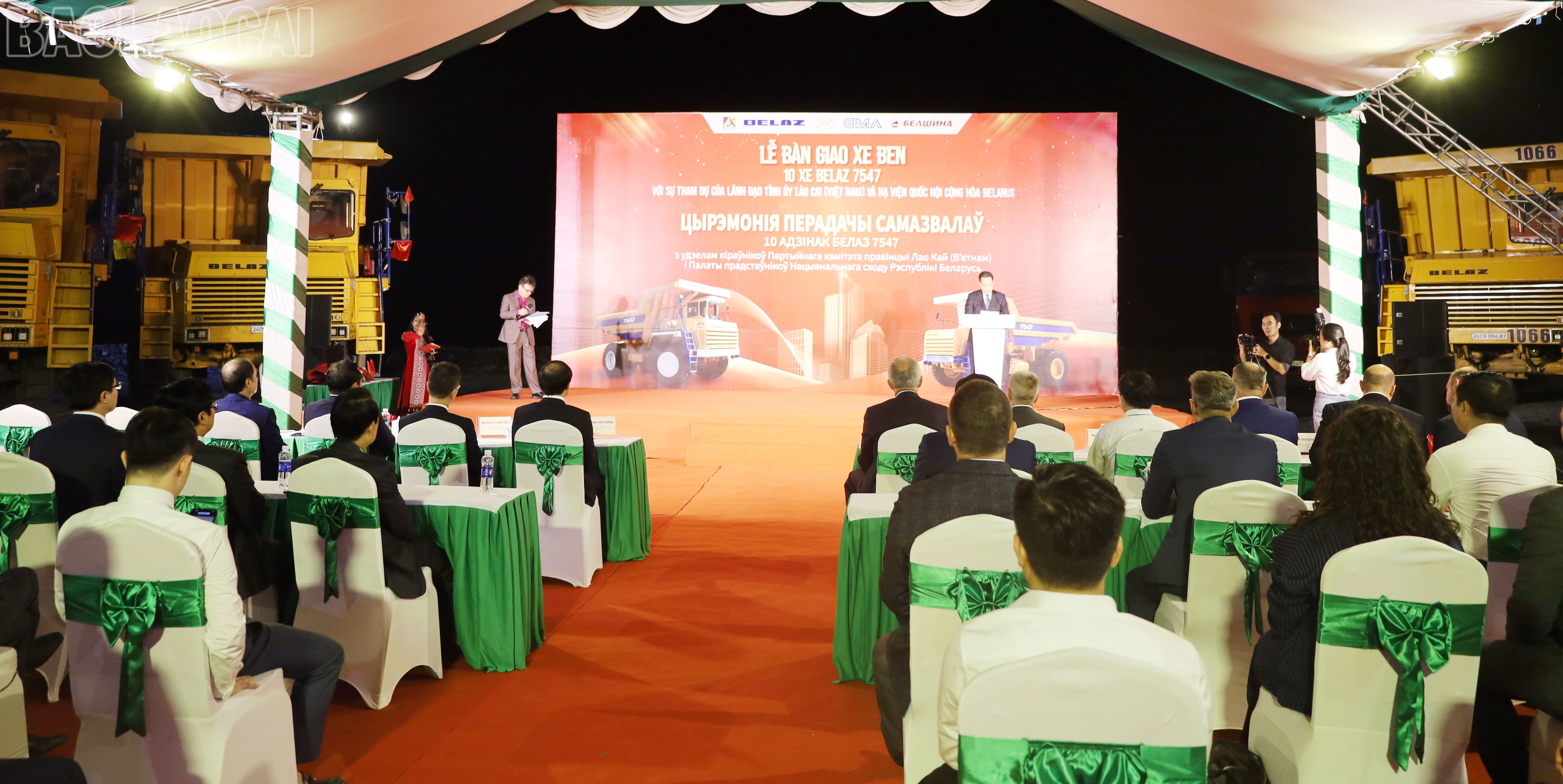 Quang cảnh lễ bàn giao xe. baolaocai-tl_img-6459.jpg