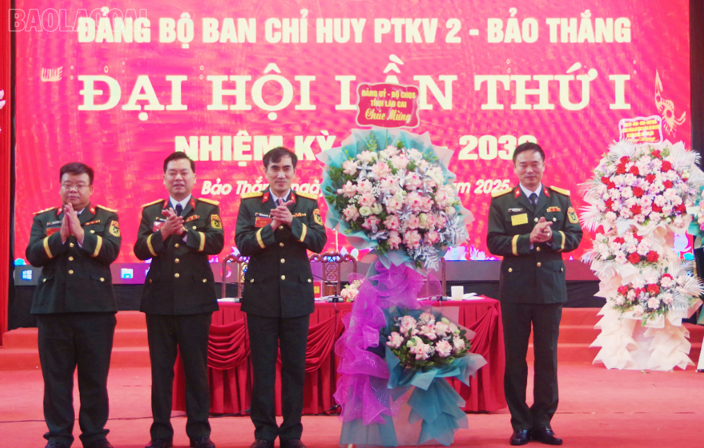 Đại tá Nguyễn Đức Cương, Phó Bí thư Thường trực Đảng uỷ Quân sự tỉnh, Chính uỷ Bộ CHQS tỉnh Lào Cai tặng hoa chúc mừng Đại hội. baolaocai-tl_snapedit-1752554953326.png