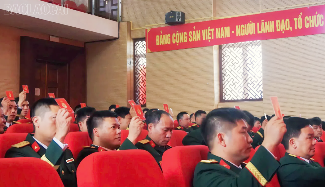 Đại biểu biểu quyết thông qua các nội dung Đại hội. baolaocai-tl_snapedit-1752553821037.png