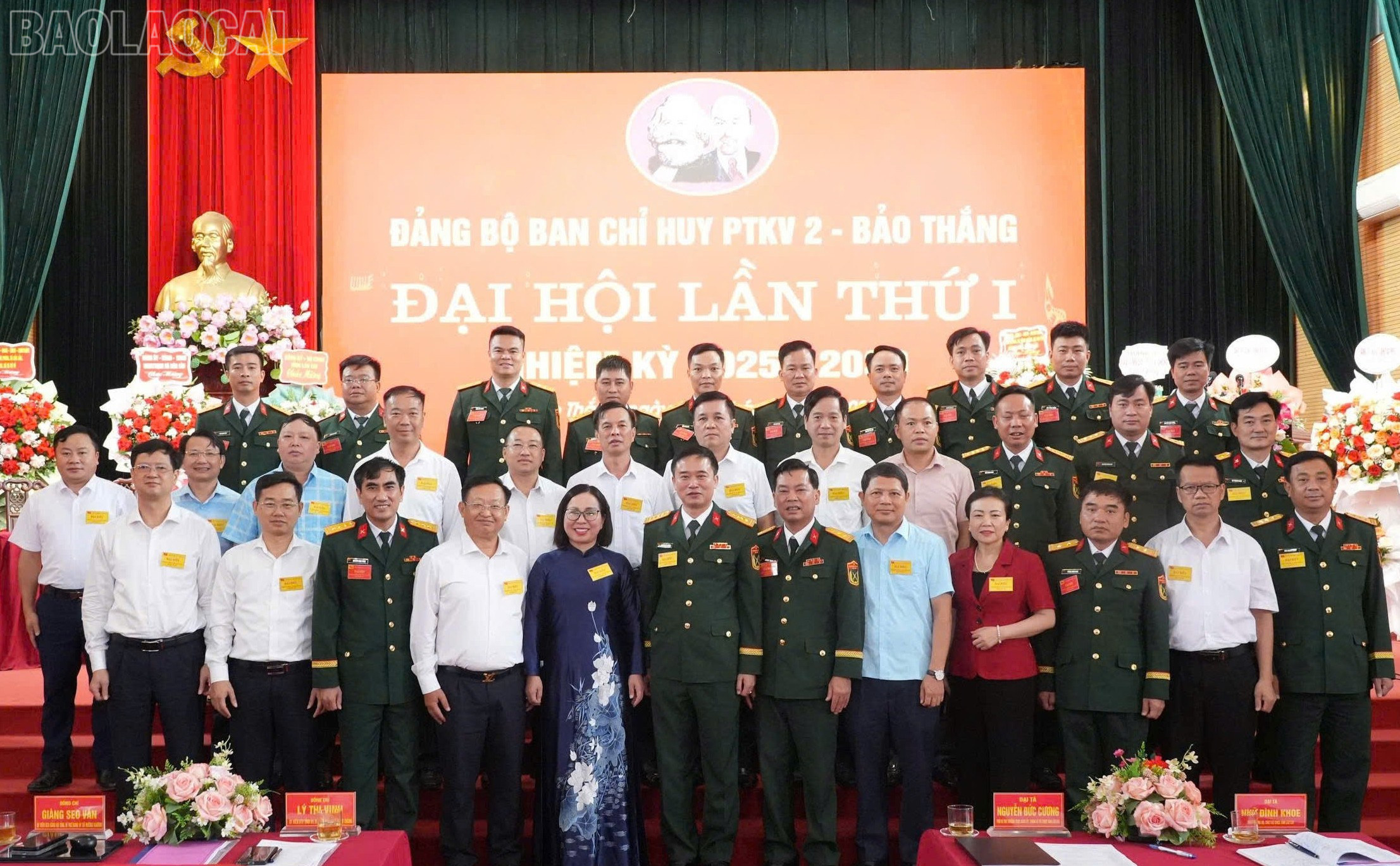 Các đại biểu dự Đại hội chụp ảnh lưu niệm cùng Ban Chấp hành Đảng bộ Ban Chỉ huy phòng thủ khu vực 2 - Bảo Thắng. baolaocai-tl_z6806417939788-4c79655846437e44b5d7716c0840e436.jpg