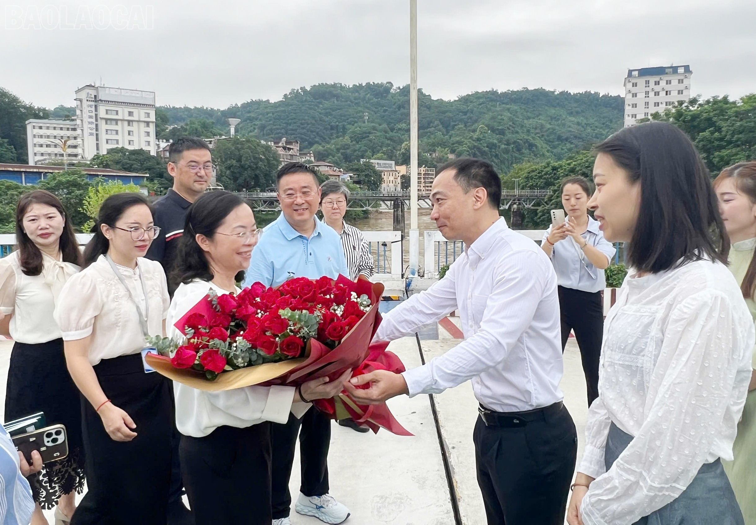 Lãnh đạo Sở Ngoại vụ tỉnh Lào Cai tặng hoa đoàn đại biểu huyện Hà Khẩu. baolaocai-tl_z6805249578937-a0422489998b625c138b9bc510338070-9907.jpg