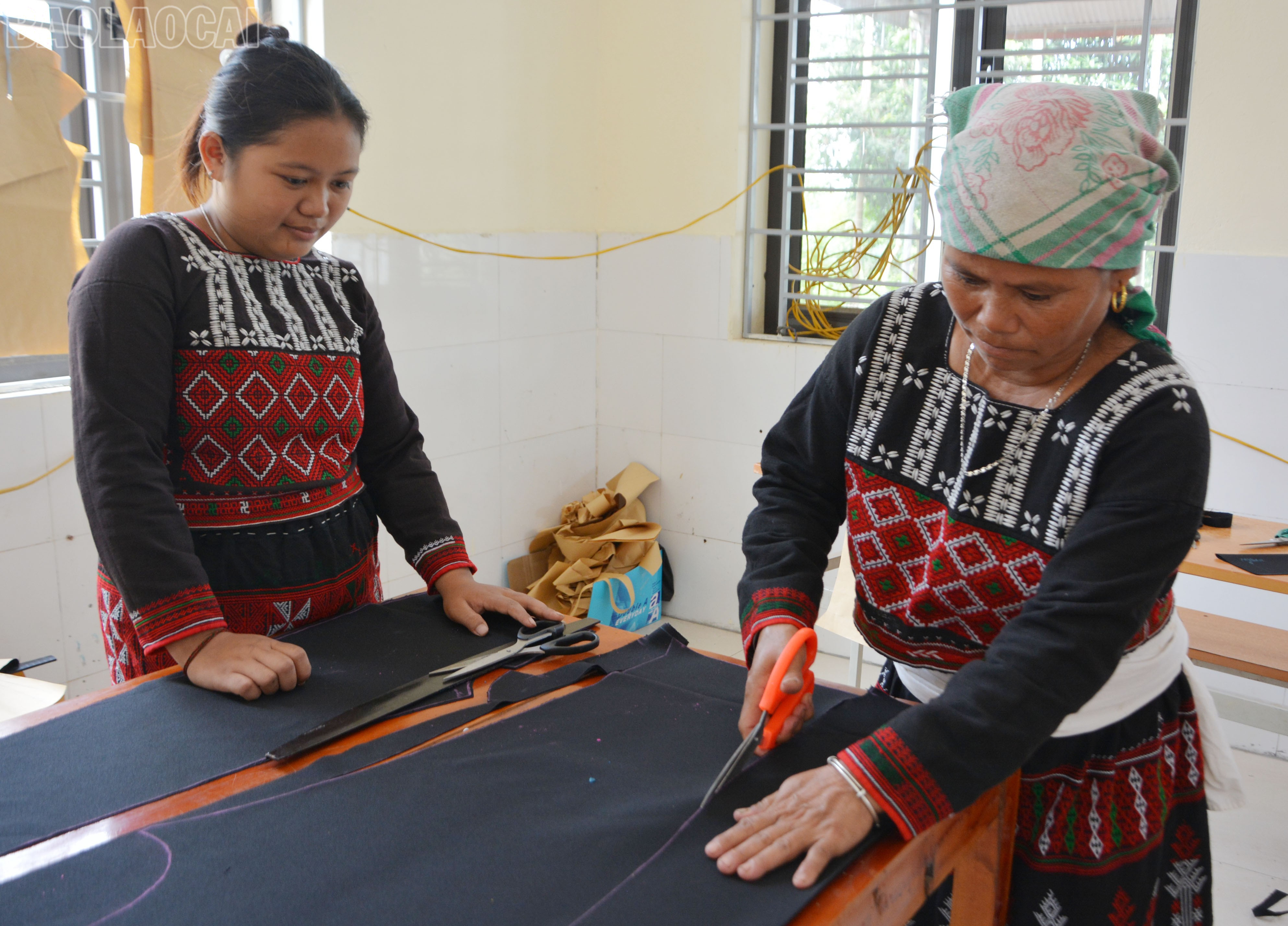 Phụ nữ thôn Nậm Rịa, xã Hợp Thành tích cực học nghề may. baolaocai-tl_dsc-8647.jpg