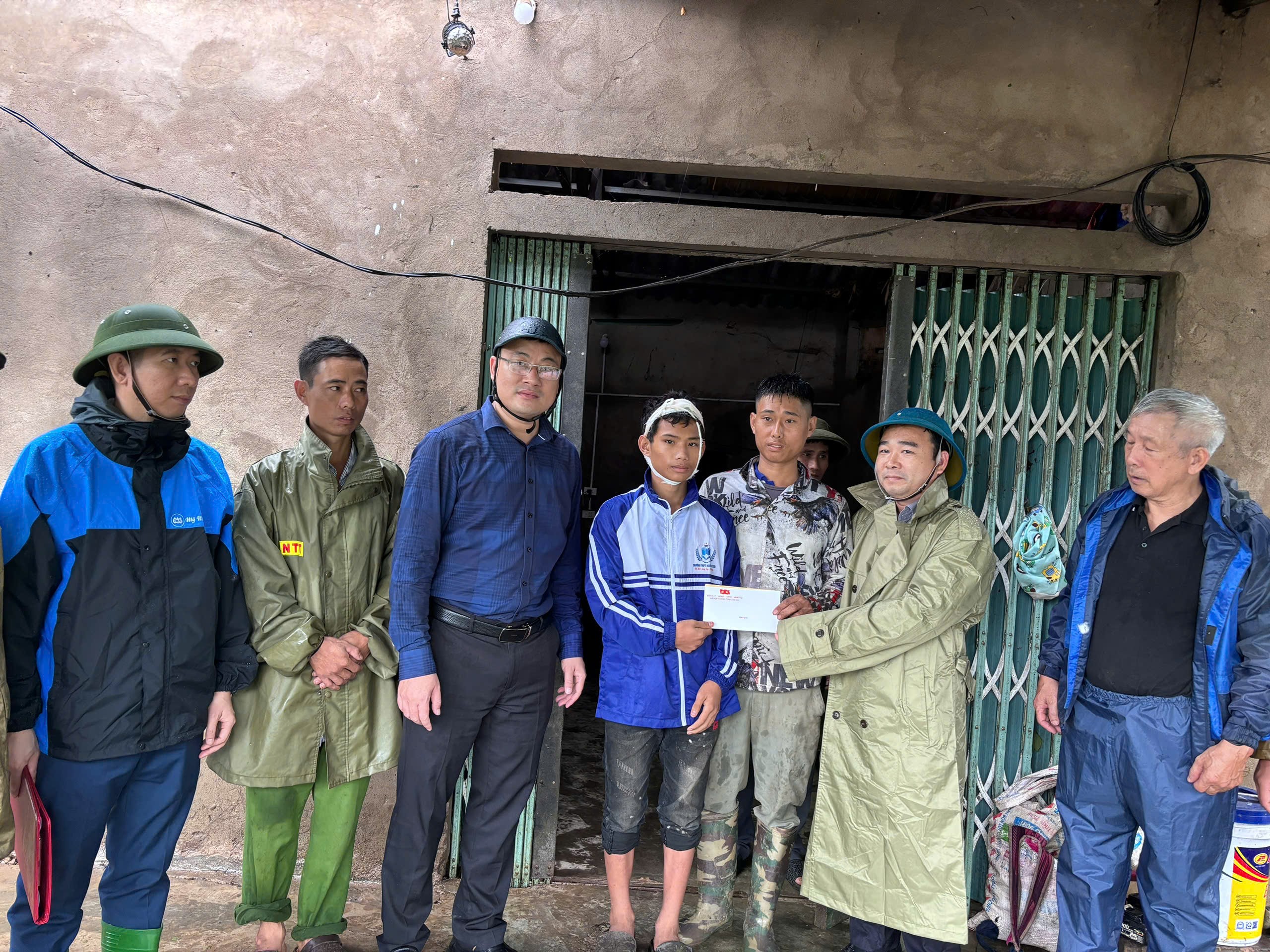 Xã Hợp Thành tặng quà gia đình có người bị thương do mưa lũ. z7064840614483-5c7e92c48c21fecdf642b330106bd1d1.jpg