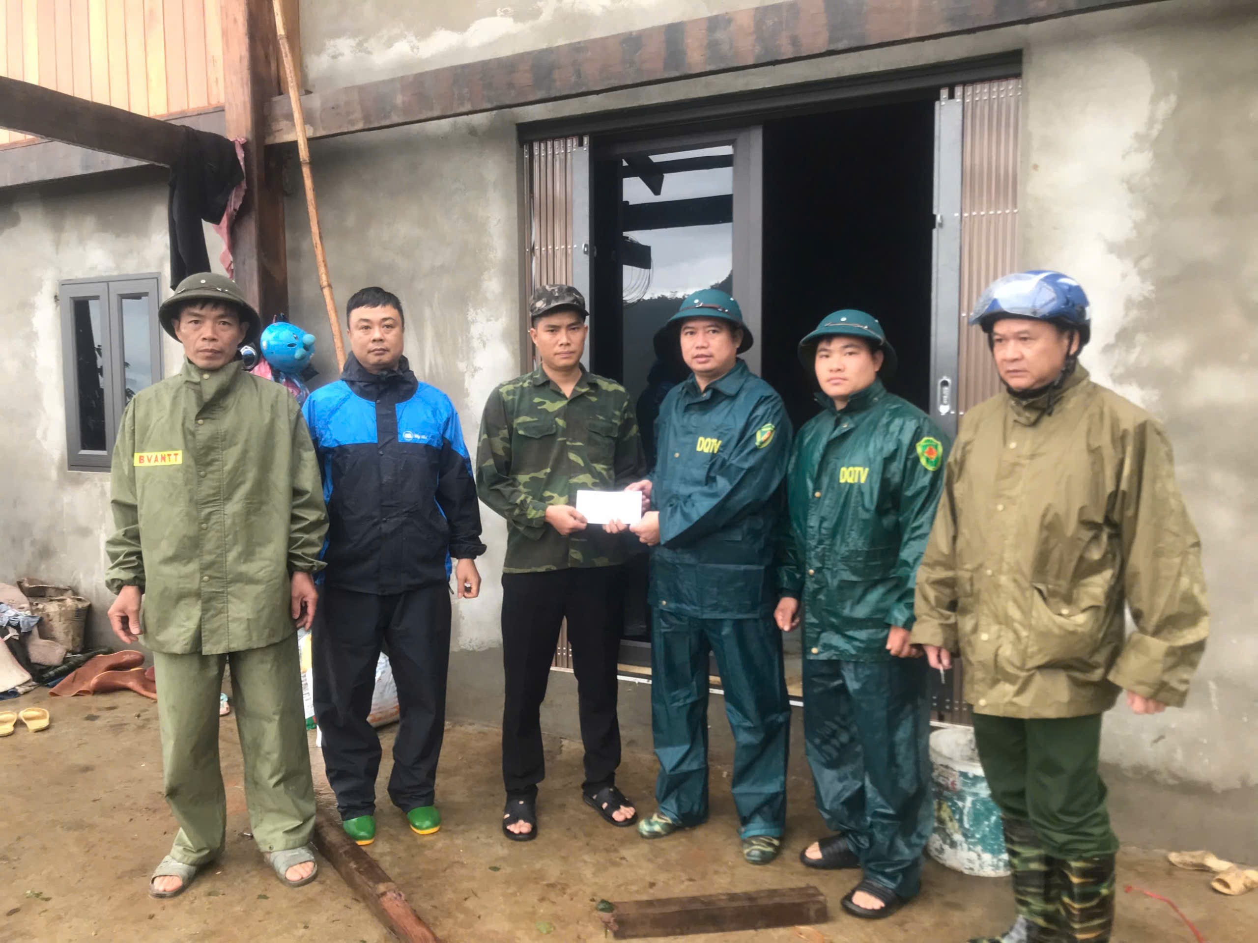 Ban Chỉ huy Phòng thủ khu vực 1 - Cam Đường chỉ đạo lực lượng dân quân các xã phối hợp giúp người dân khắc phục hậu quả và thăm hỏi, động viên các gia đình bị ảnh hưởng do mưa lũ. z7064488049901-06a6c097bdcc100d7d70f6769eb1ce2c.jpg