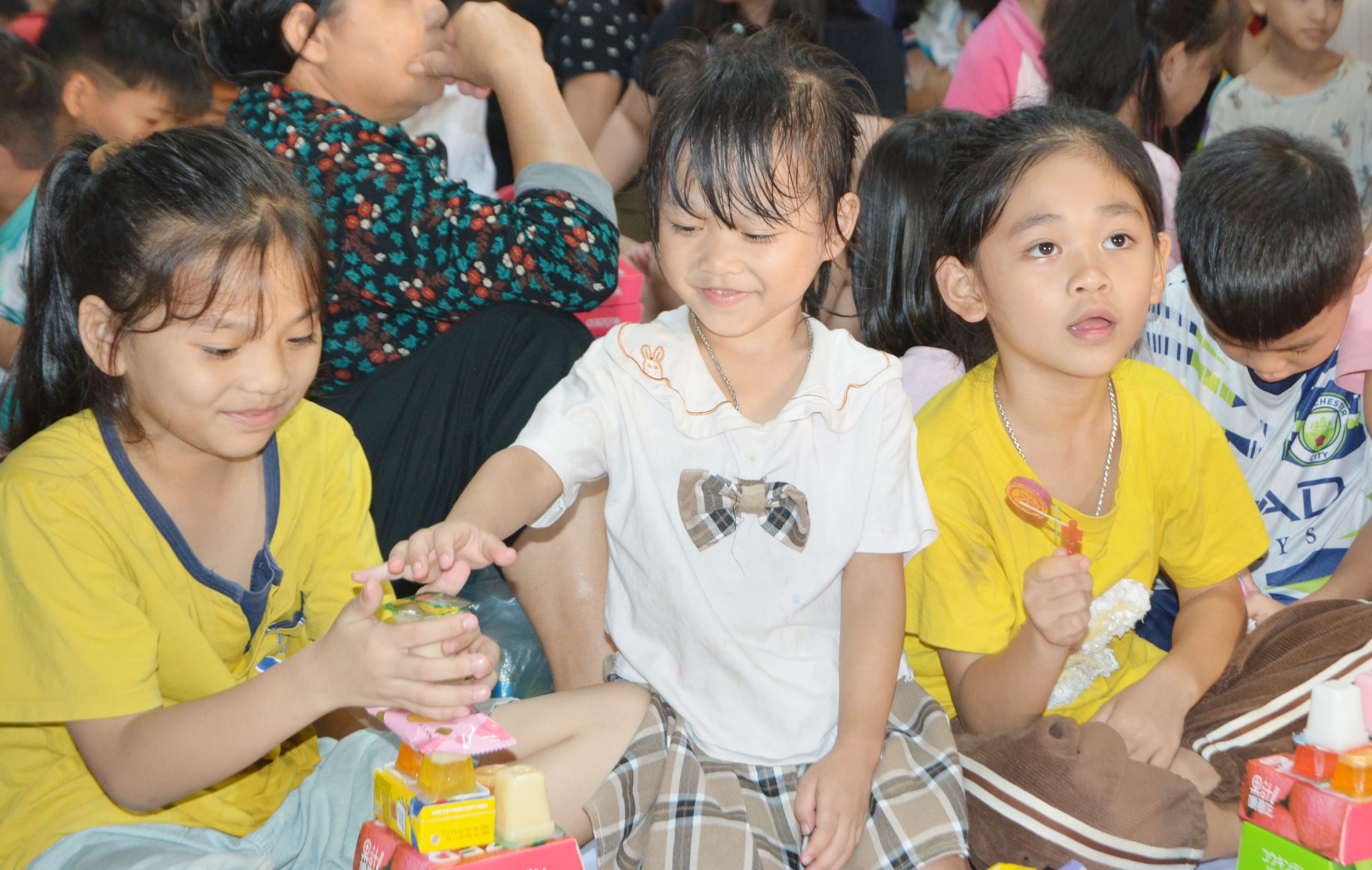 Niềm vui phá cỗ trong đêm trung thu sẽ là kỷ niệm tuổi thơ tươi đẹp, khó quên. dsc-8701.jpg
