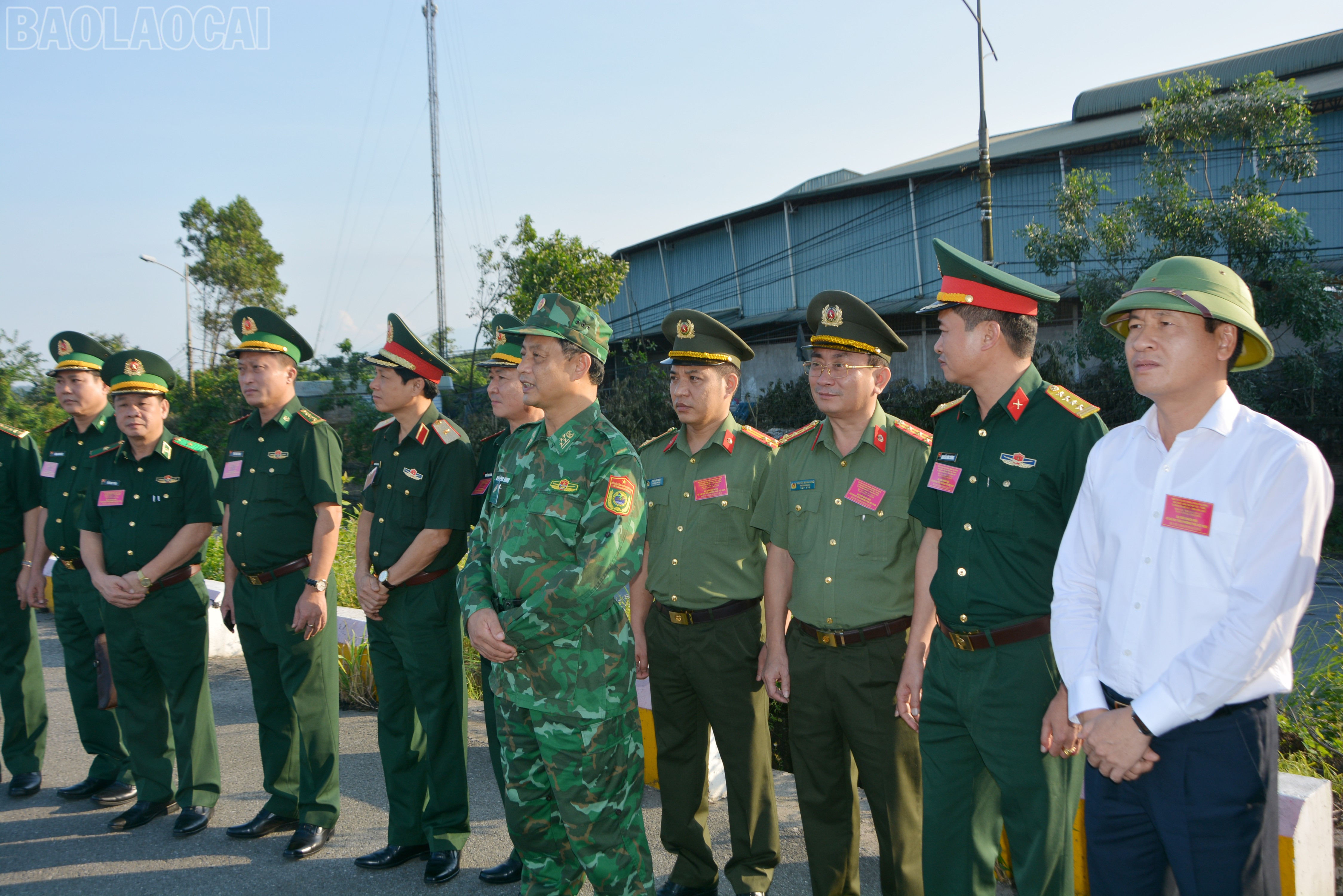 Các đại biểu tham quan thực địa khu vực diễn tập phía Việt Nam. baolaocai-tl_dsc-9120.jpg