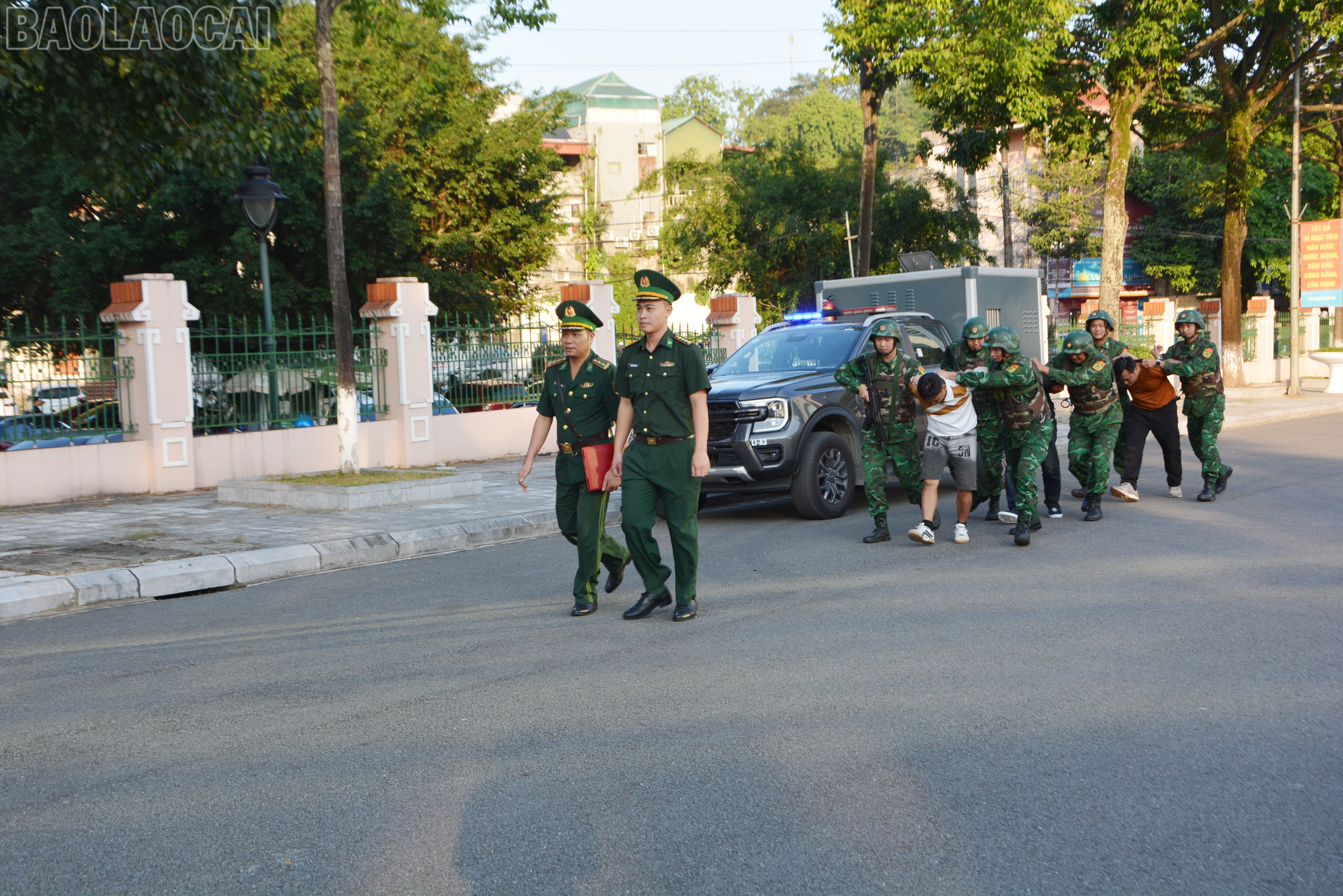 Lực lượng chức năng phía Việt Nam thực hiện tình huống giả định tại diễn tập. baolaocai-tl_dsc-9144.jpg