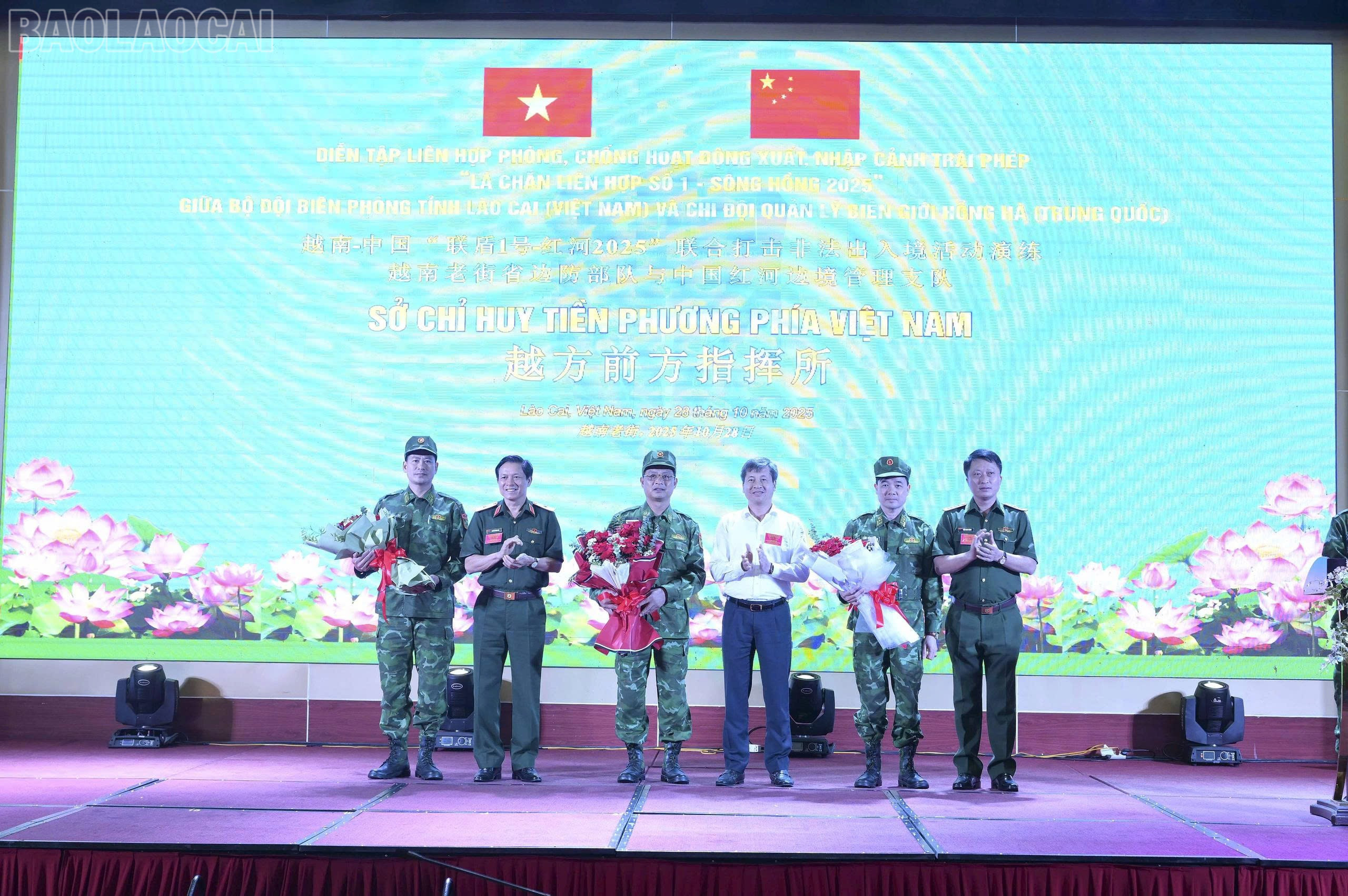 Các đồng chí lãnh đạo tỉnh Lào Cai, Quân khu 2, Bộ Tư lệnh Bộ đội Biên phòng tặng hoa chúc mừng thành công diễn tập. baolaocai-tl_z7164289334283-699101dd6545f6eaa69c78e3c4993f02.jpg