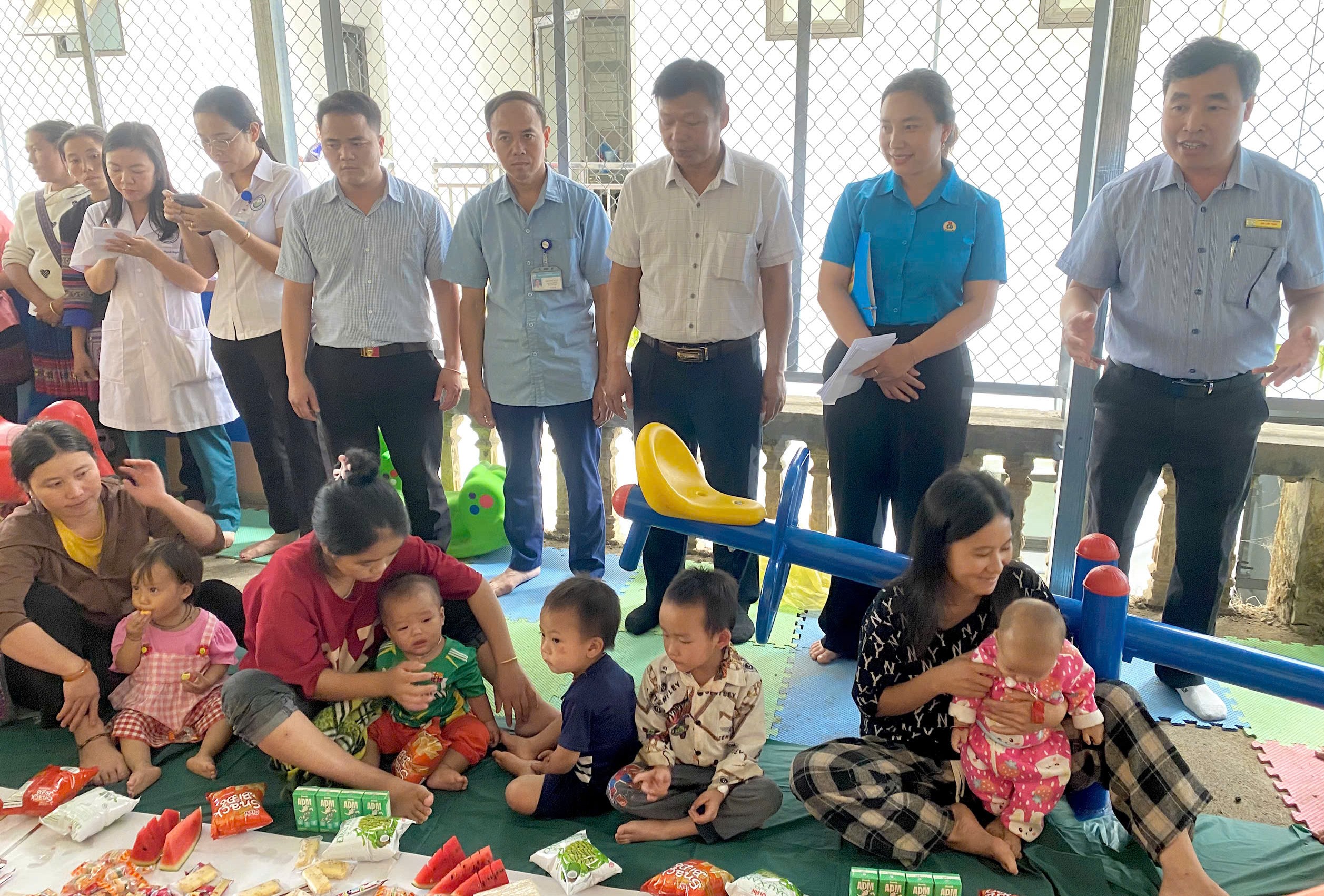 Các em nhỏ tham gia chương trình được trải nghiệm các nghề thủ công truyền thống và phá cỗ Trung thu. Các em nhỏ tham gia chương trình được trải nghiệm các nghề thủ công truyền thống và phá cỗ Trung thu.