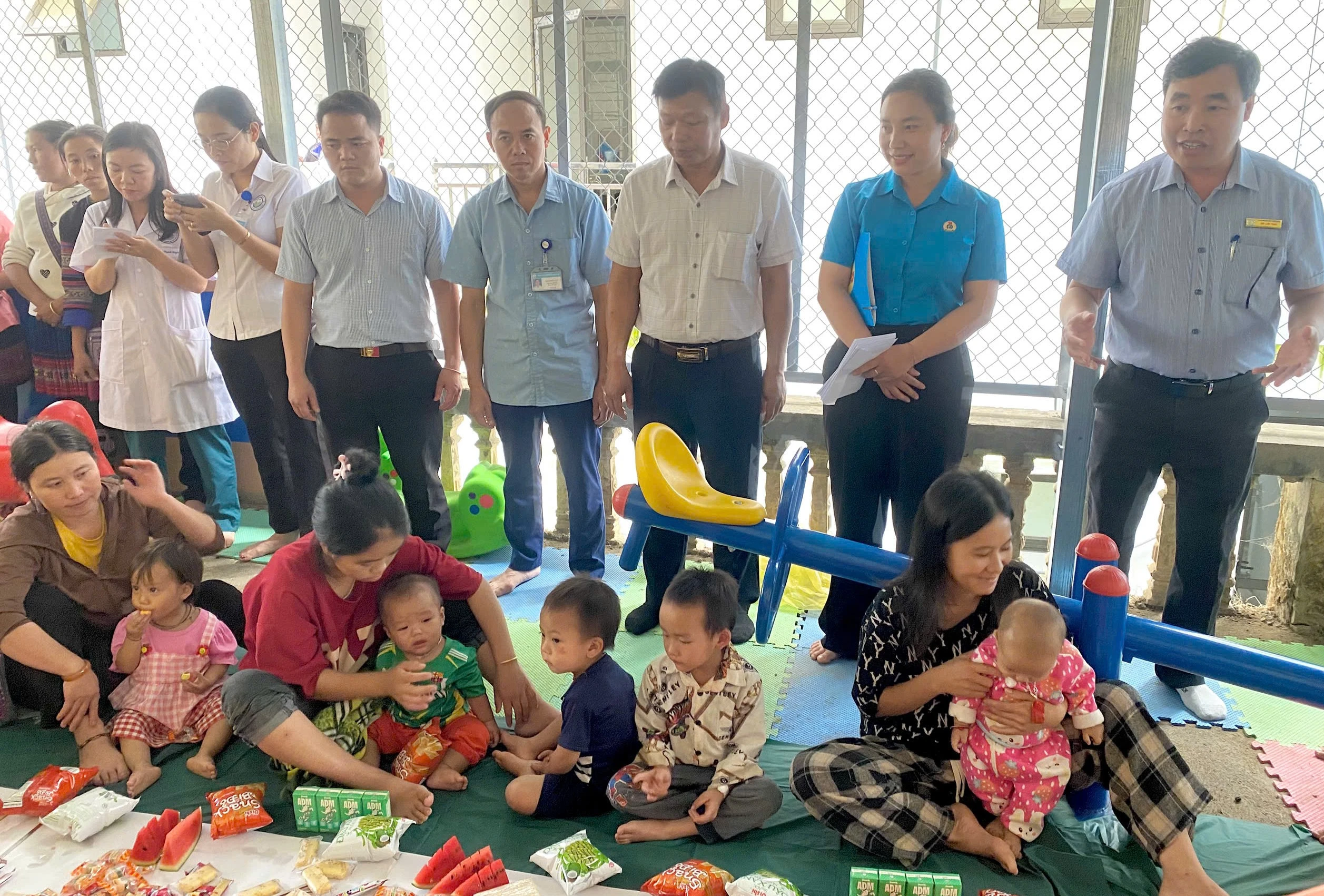 Các em nhỏ tham gia chương trình được trải nghiệm các nghề thủ công truyền thống và phá cỗ Trung thu.