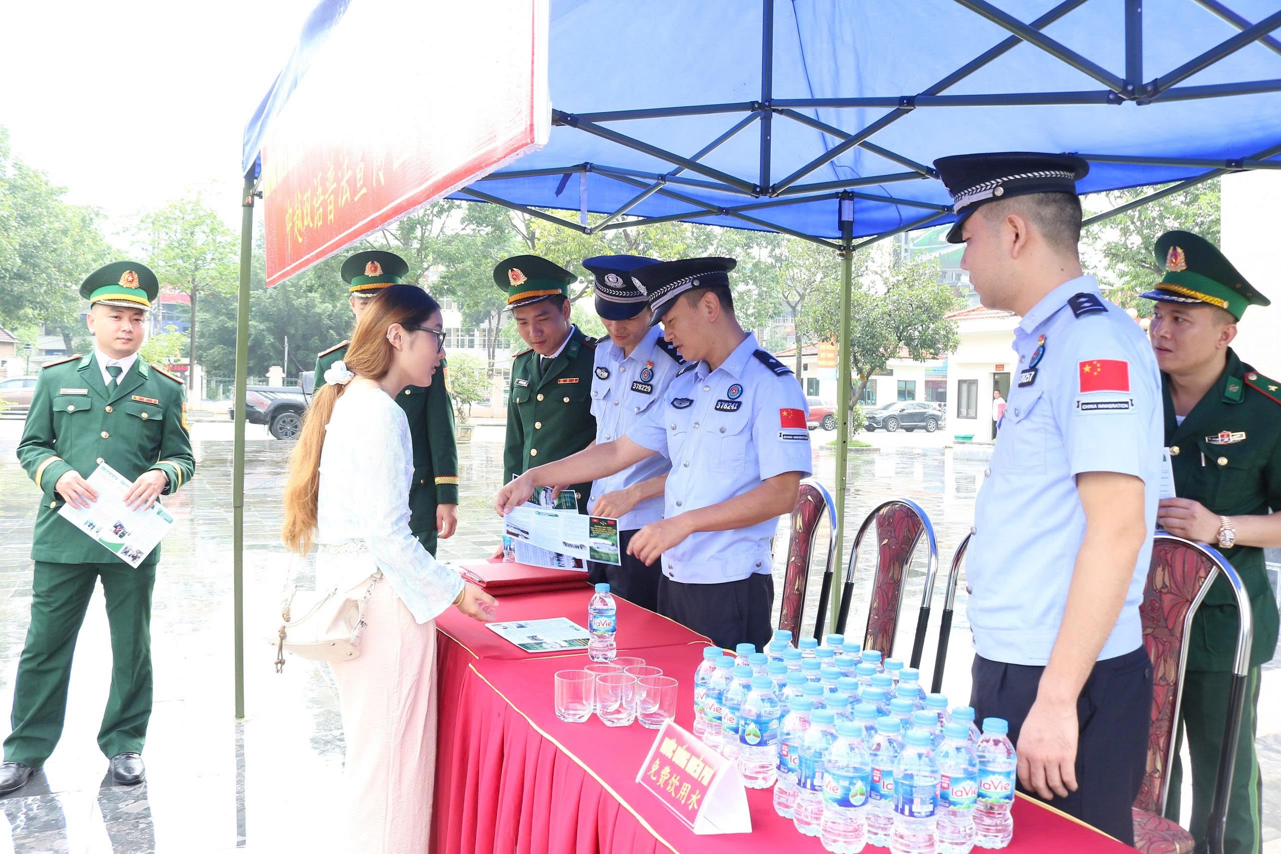 Lực lượng chức năng 2 bên phối hợp tuyên truyền pháp luật cho người dân. z6957371751410-b4a039decbab39bc15f7a87f114b7461.jpg