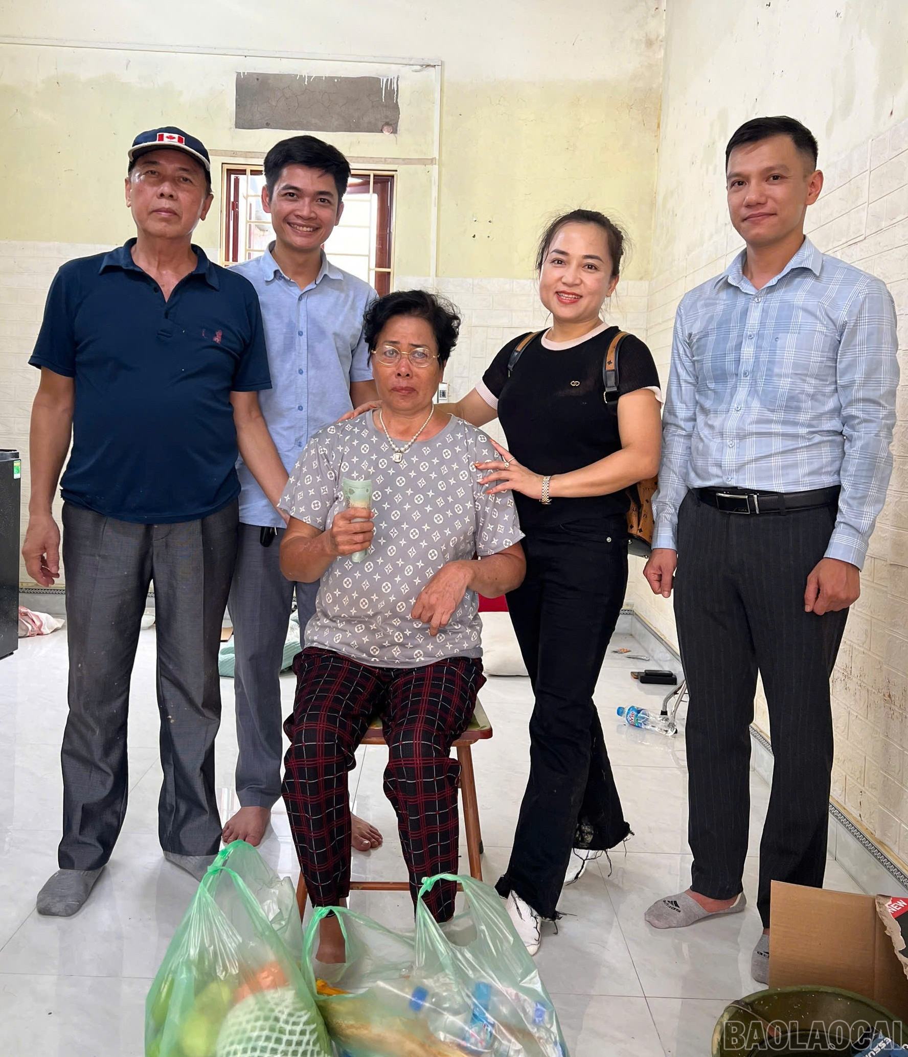 Trao tặng tiền mặt, lương thực, thực phẩm cho người dân tỉnh Thái Nguyên .(Ảnh: Câu lạc bộ cung cấp) baolaocai-br_z7111531863447-bbca51b664d973a324150d873c4227bd.jpg