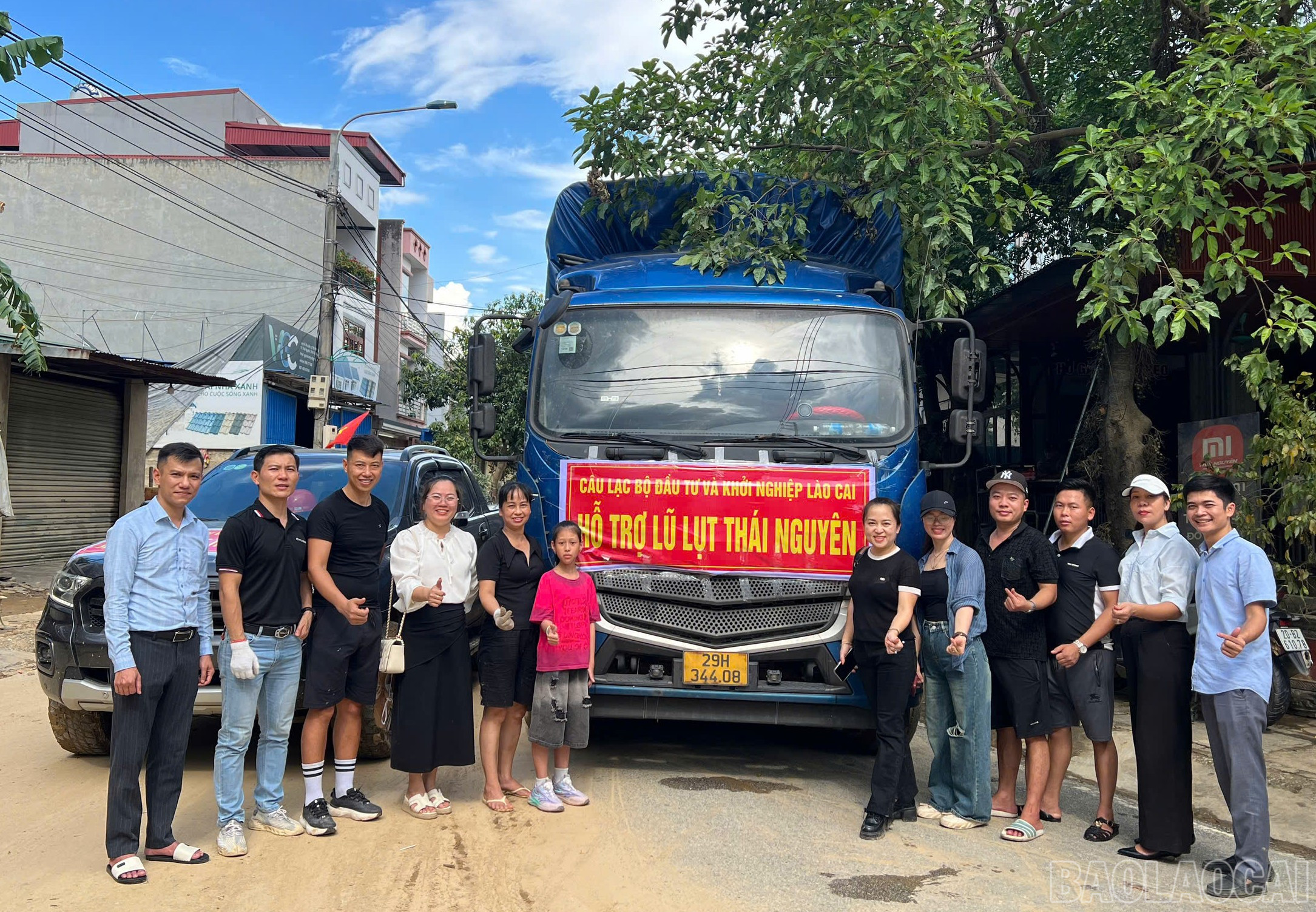 Các thành viên câu lạc bộ lên đường trao quà cho người dân vùng lũ tỉnh Thái Nguyên (Ảnh: Câu lạc bộ cung cấp). baolaocai-br_z7111545953163-7f7848cce076f4b8df5013eef5f899fe.jpg