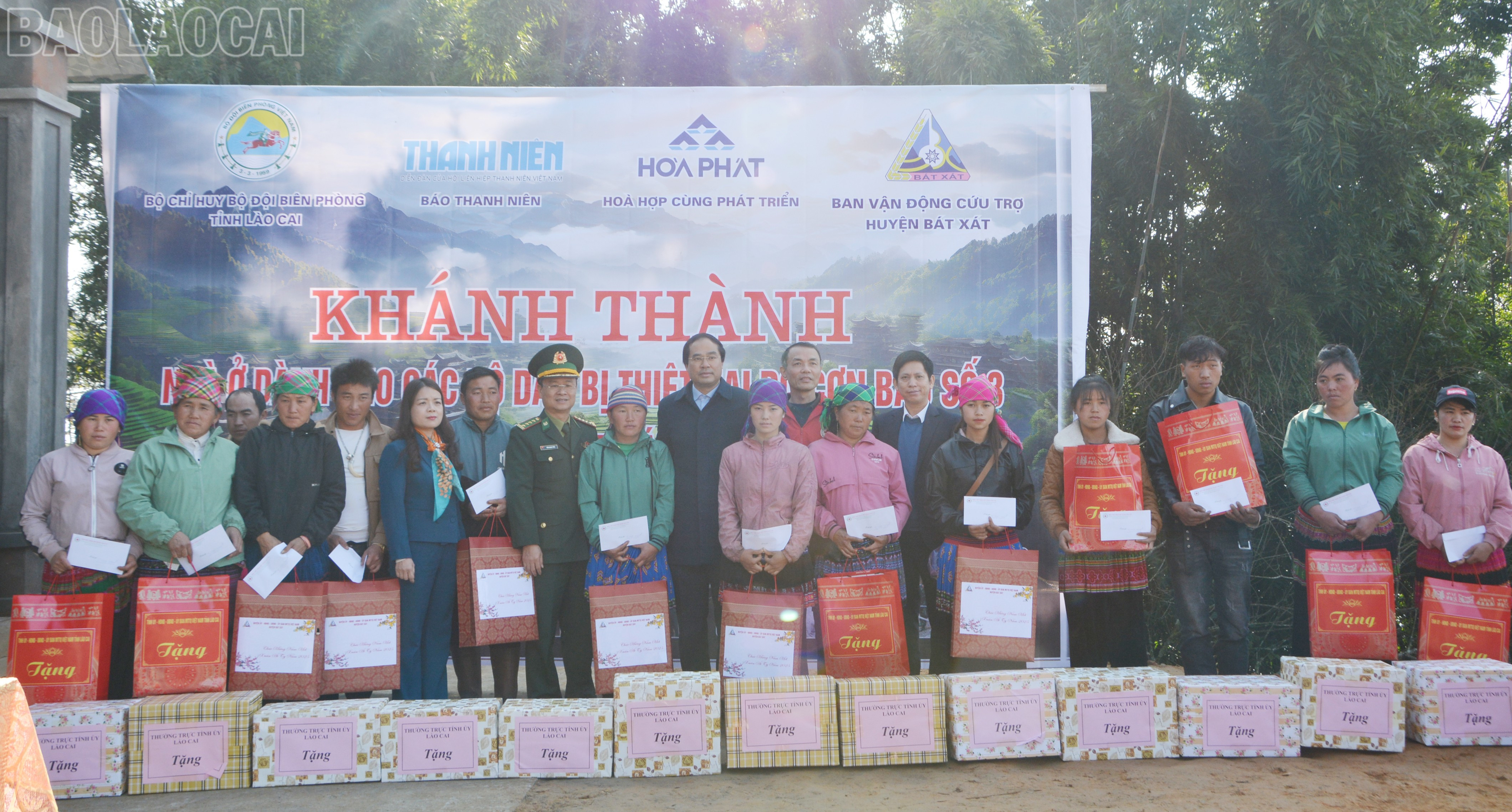 Các đồng chí lãnh đạo tỉnh và các đơn vị tặng quà cho người dân. baolaocai-tl_dsc-3061.jpg