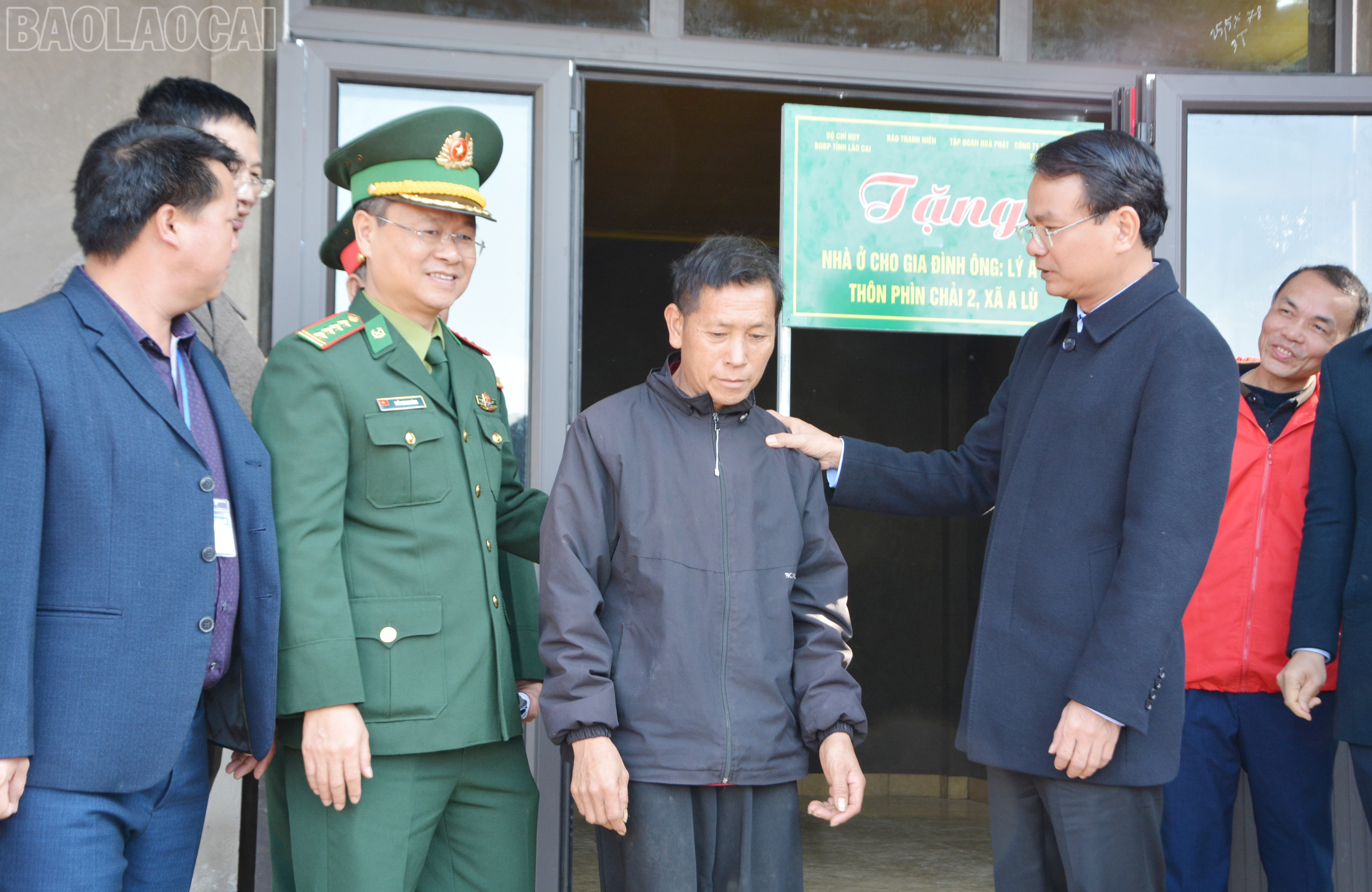 Bí thư Tỉnh ủy Đặng Xuân Phong chúc mừng và động viên gia đình ông Lý A Sài. baolaocai-tl_dsc-3105.jpg