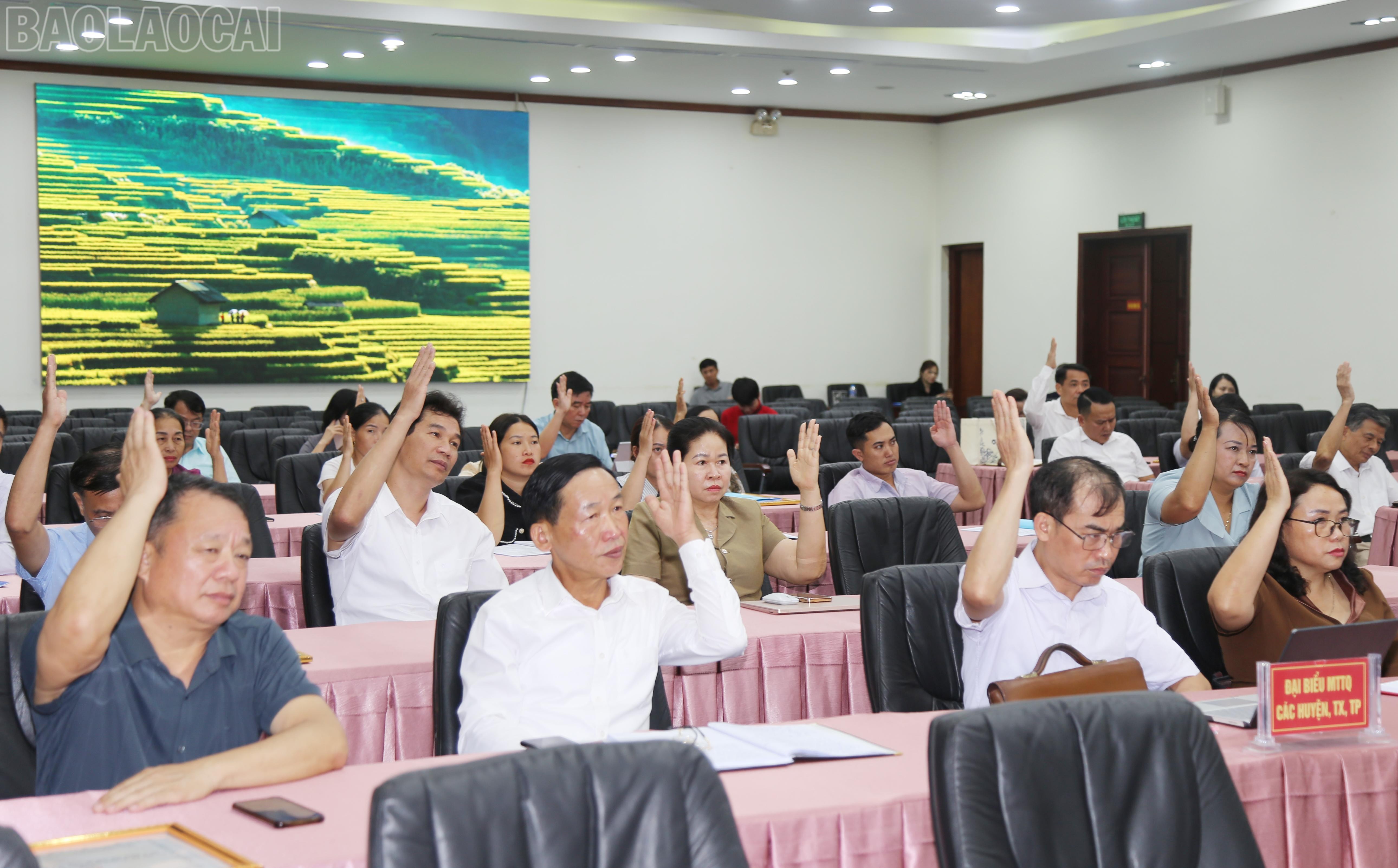 Đối tượng tham gia lấy ý kiến là ủy ban MTTQ các cấp, các Hội đồng tư vấn của Ủy ban MTTQ tỉnh, Ủy viên Ủy ban MTTQ Việt Nam tỉnh. img-1368-9565.jpg