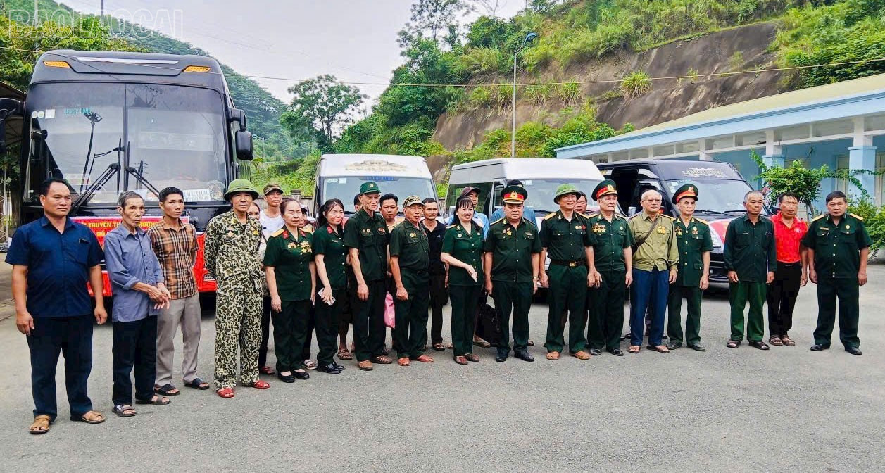 Đoàn công tác tham gia đưa hài cốt liệt sĩ tỉnh Lào Cai an nghỉ tại nghĩa trang phía Nam trở về quê hương. baolaocai-tl_z6909310204452-6df841c73ca89f16fa53c009ba2551b9.jpg