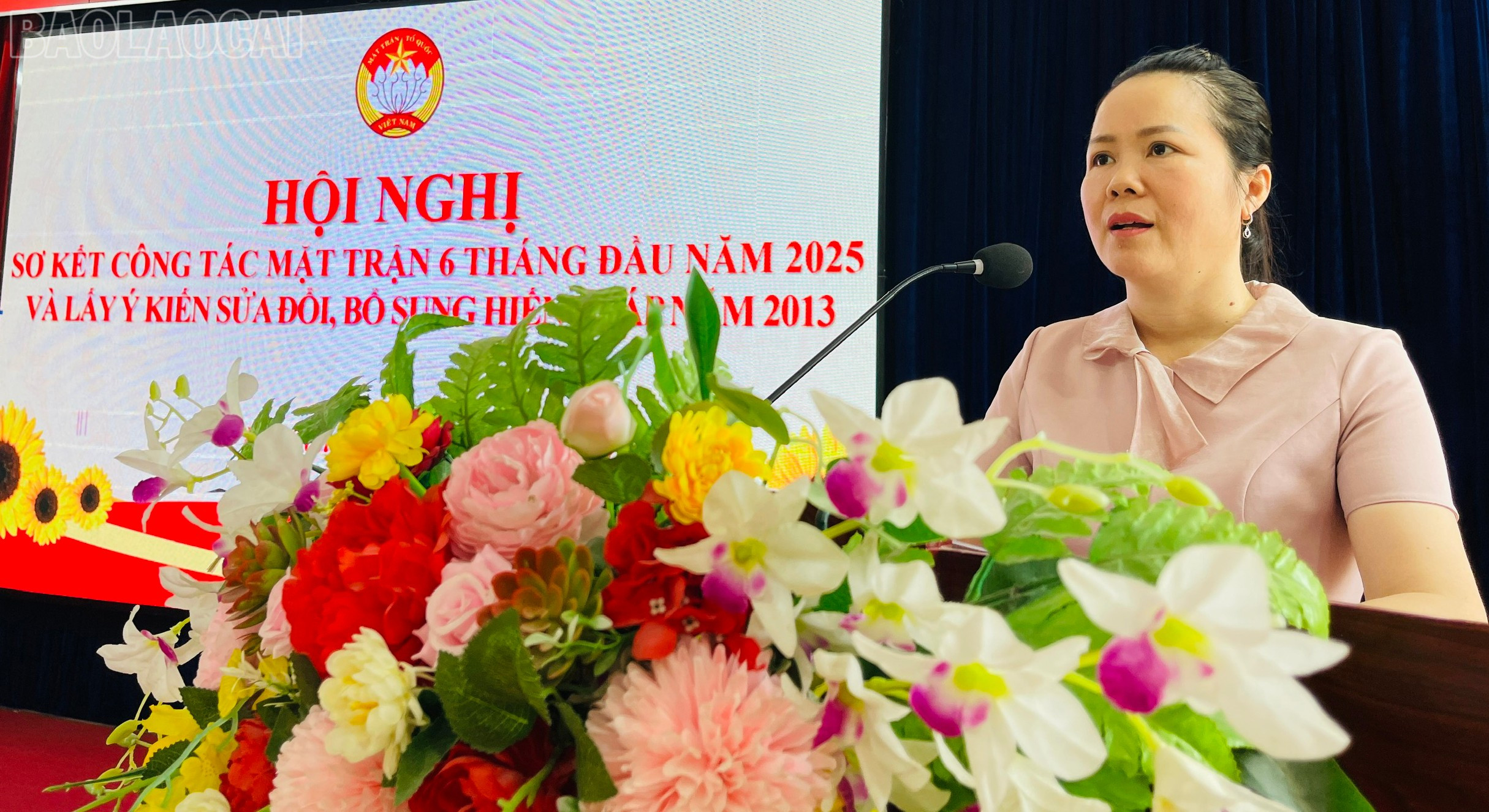 Đồng chí Lưu Thị Hương Giang, Chủ tịch Ủy ban MTTQ Việt Nam phường Kim Tân quán triệt một số nội dung tại Hội nghị lấy ý kiến sửa đổi, bổ sung Hiến pháp năm 2013. baolaocai-tl_z6601281640855-f03fb995129943c02f30cd50a58ffba3.jpg