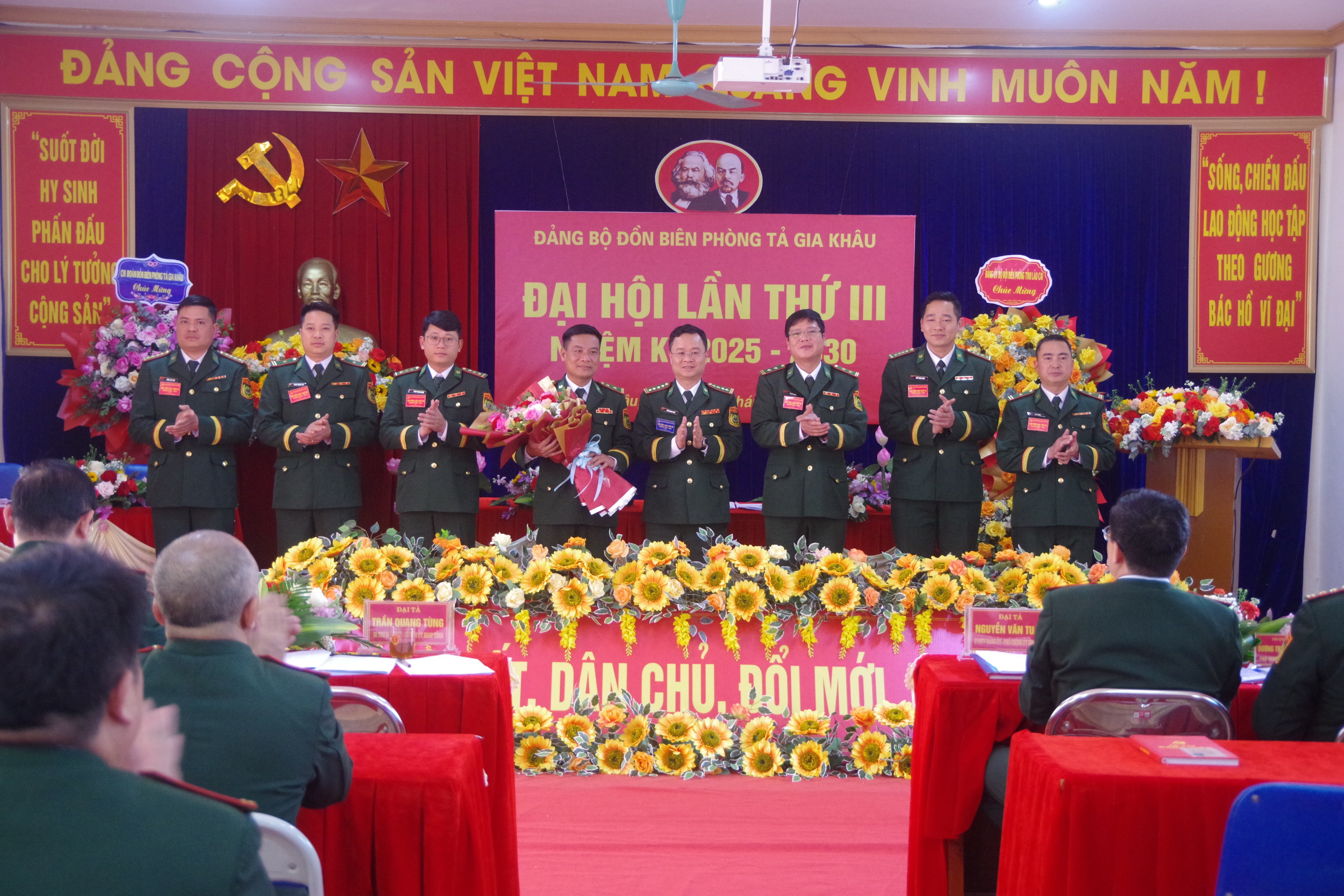 Đại hội Đảng bộ Đồn Biên phòng Tả Gia Khâu, nhiệm kỳ 2025 - 2030 được tổ chức thành công. dai-ta-tran-quang-tung-chinh-uy-bdbp-tinh-lao-cai-chuc-mung-ban-chap-hanh-dang-bo-don-bien-phong-ta-gia-khau-khoa-moi.jpg
