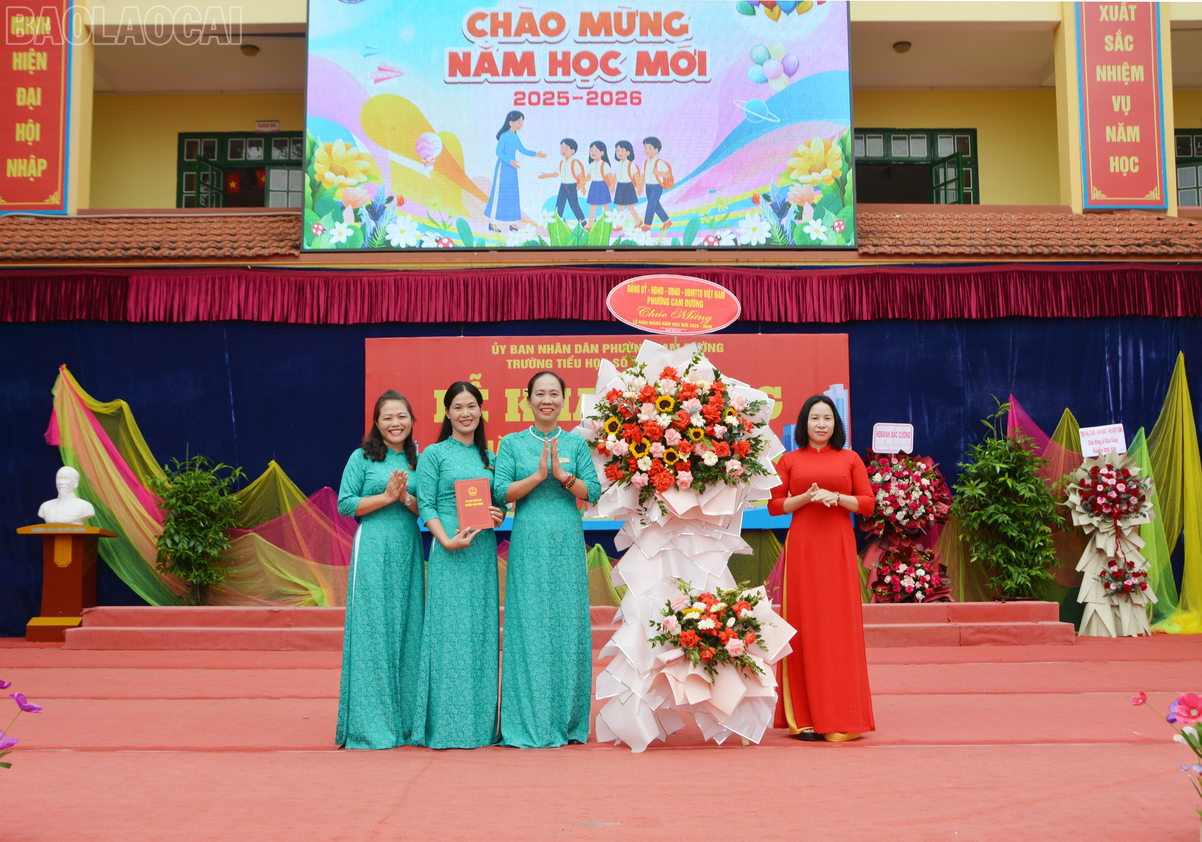 Đại diện phường Cam Đường tặng hoa chúc mừng nhà trường. Đại diện phường Cam Đường tặng hoa chúc mừng nhà trường.