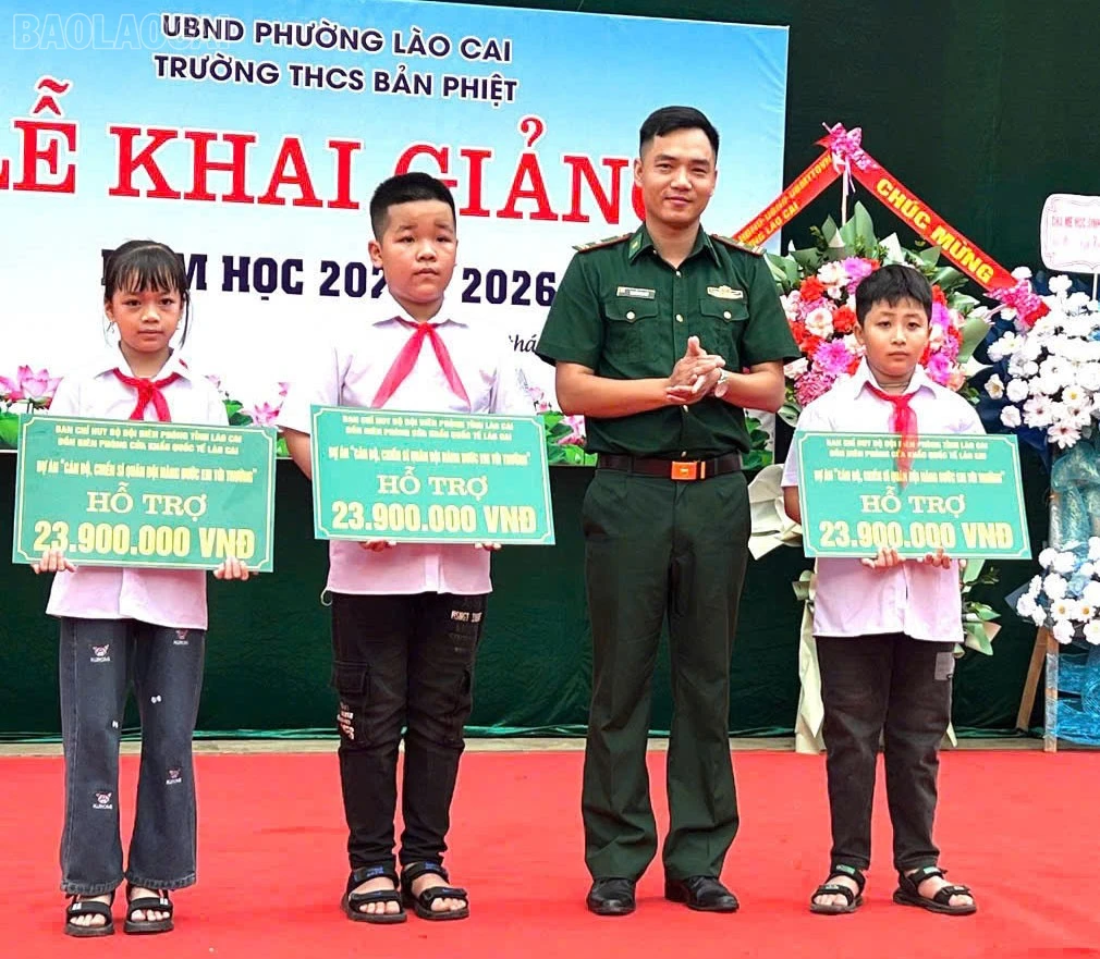 Các đồn biên phòng trao hỗ trợ kinh phí cho học sinh.