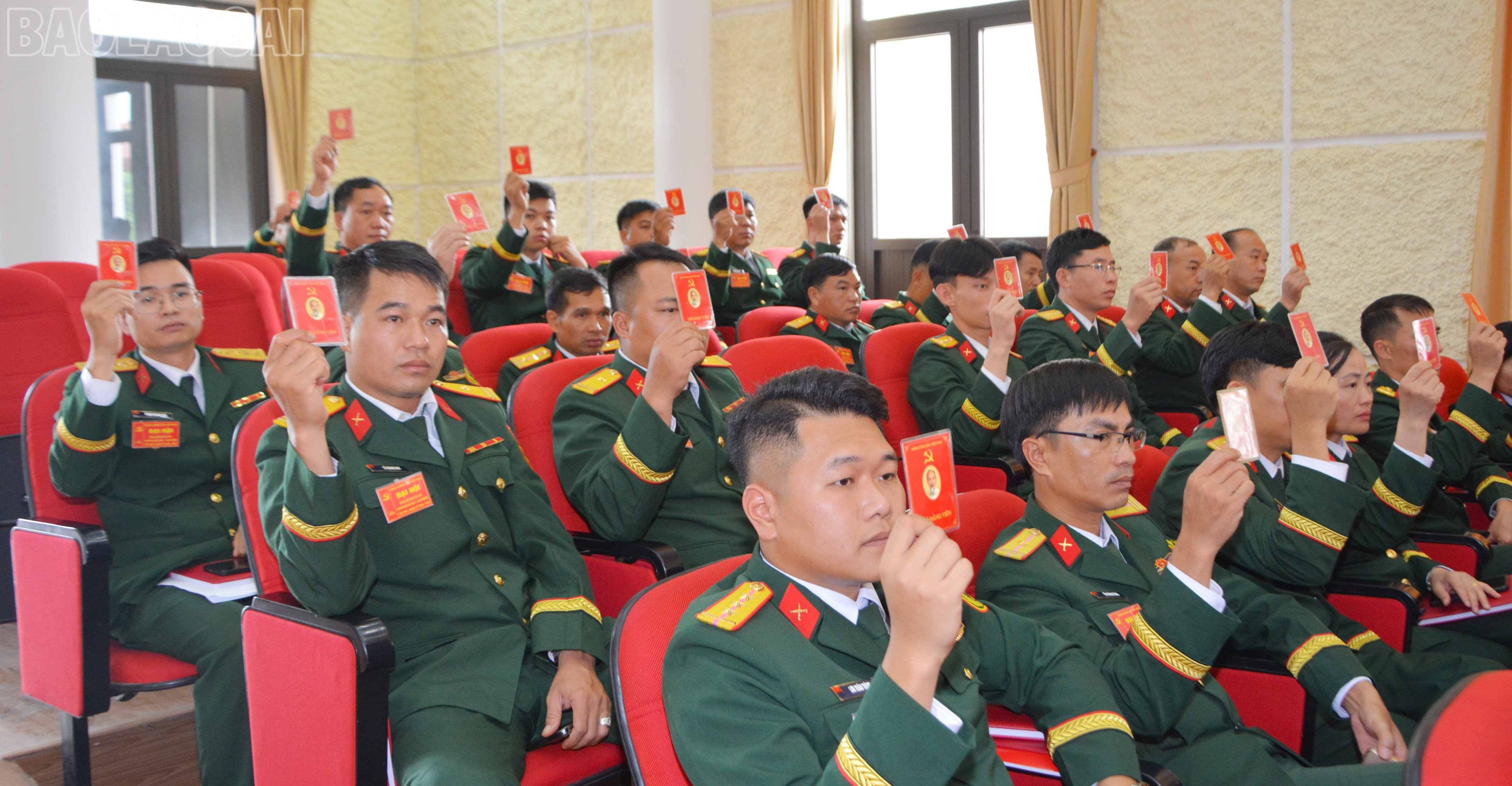 Đại biểu biểu quyết thông qua các nội dung tại đại hội. baolaocai-tl_dsc-7513.jpg