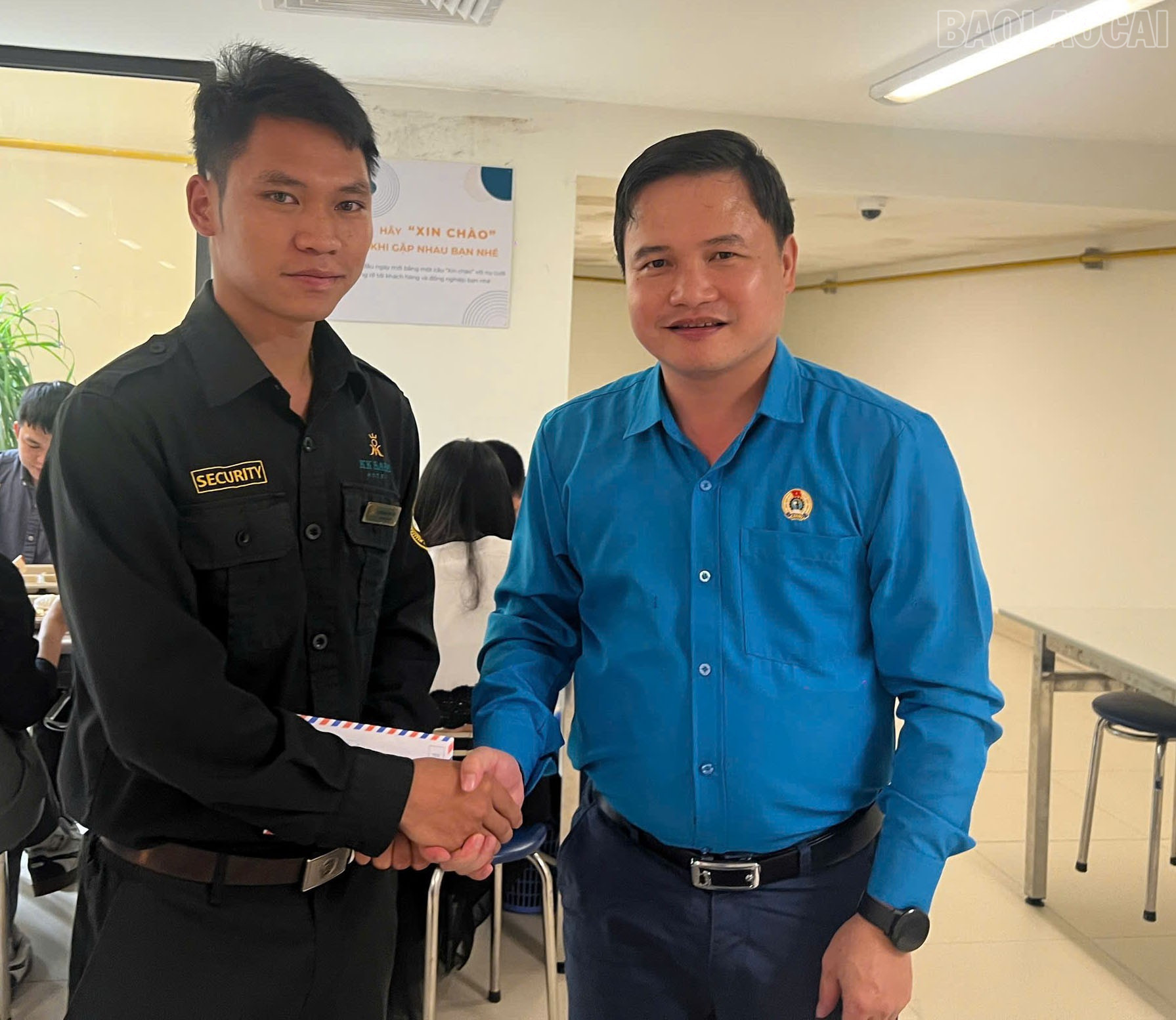 Tặng quà cho đoàn viên, người lao động các đơn vị. baolaocai-tr_z6946935933103-9534007dc55621f0252f6b57dad43ee1.jpg