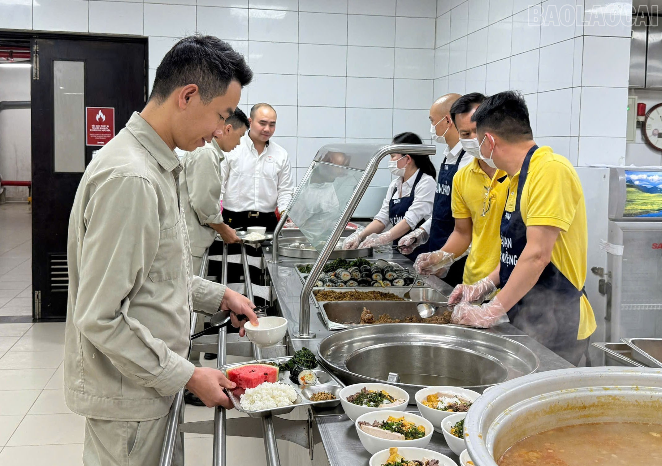 Hình thức tổ chức chương trình là suất ăn trưa, tiệc liên hoan, buffet... baolaocai-tr_z6946935975644-718e75bc56106a5f6b60f7a3c556799f.jpg
