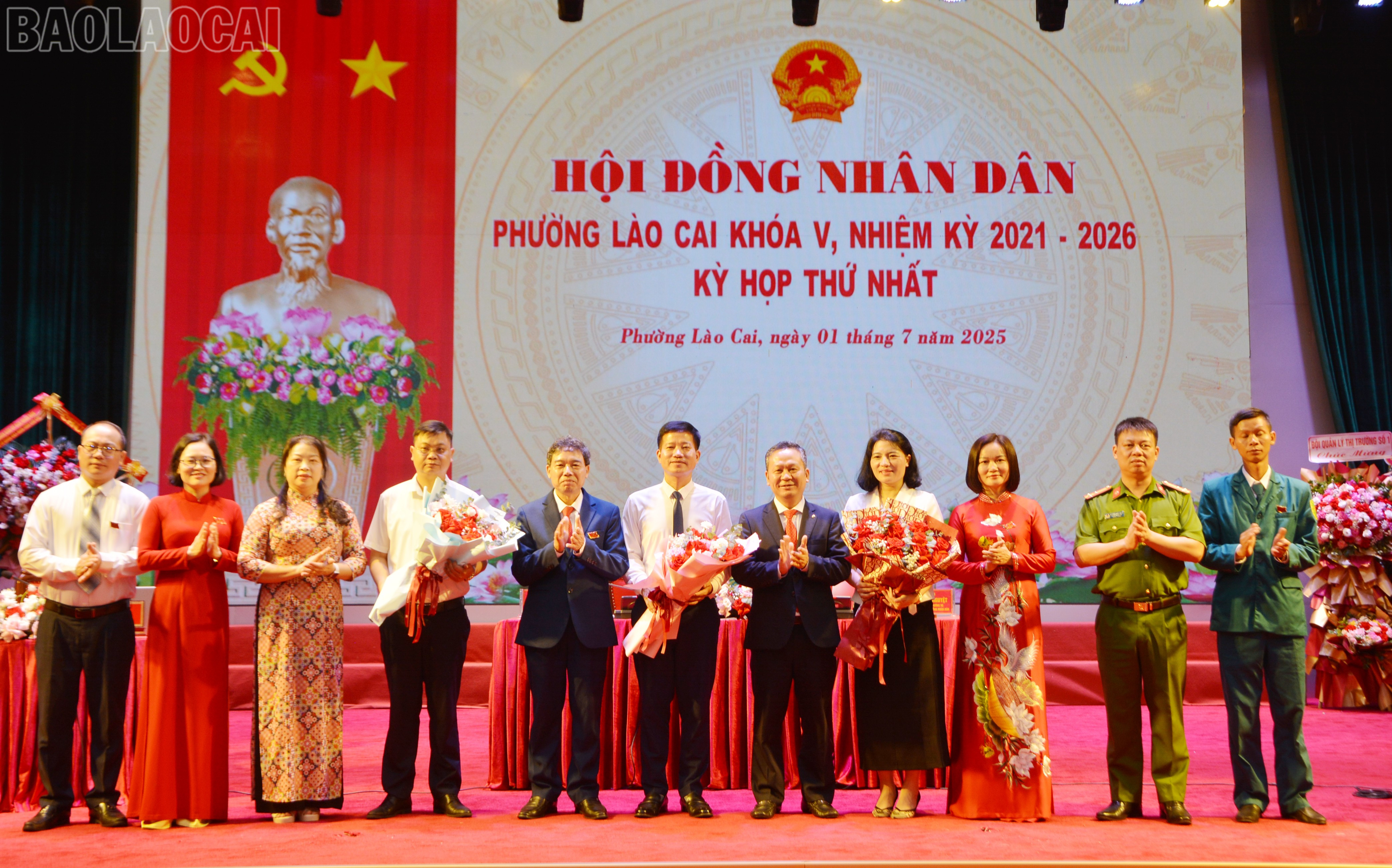 Tặng hoa chúc mừng các đồng chí được chỉ định giữ chức danh trong HĐND, UBND phường Lào Cai. baolaocai-tl_dsc-7307.jpg